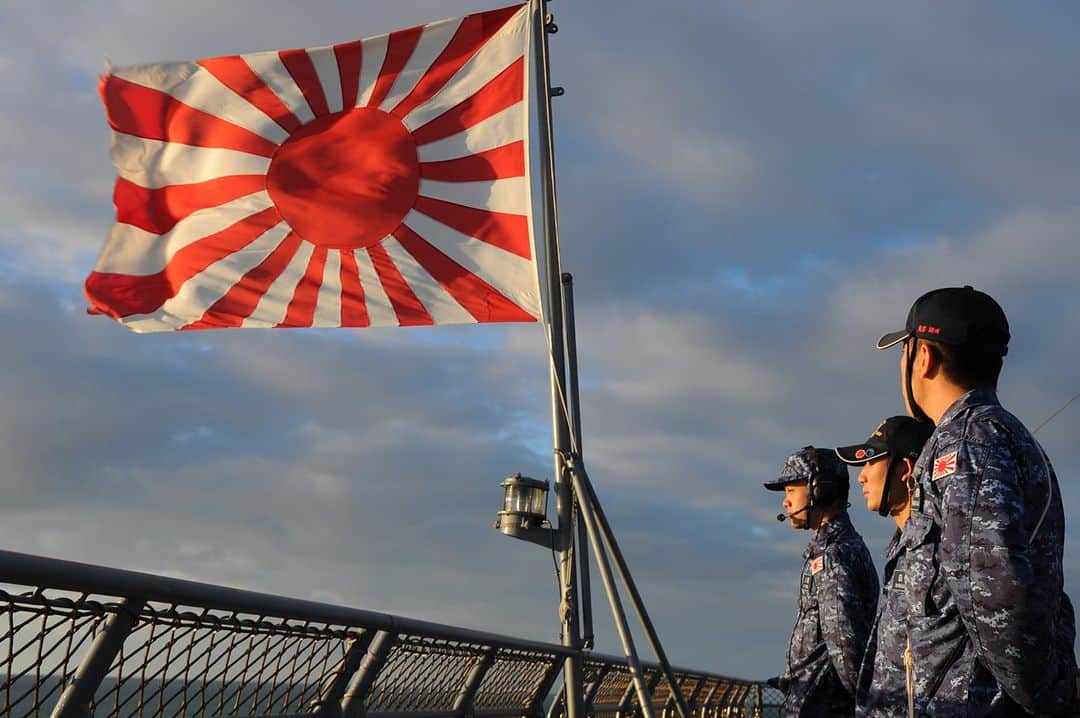 海上自衛隊さんのインスタグラム写真 - (海上自衛隊Instagram)「おはようございます！  自衛艦旗とともにしっかり見張っております！ 皆さまは良い週末をお過ごしください。  #自衛艦旗 #朝日 #24時間365日 #航海保安」11月11日 9時00分 - jmsdf_pr