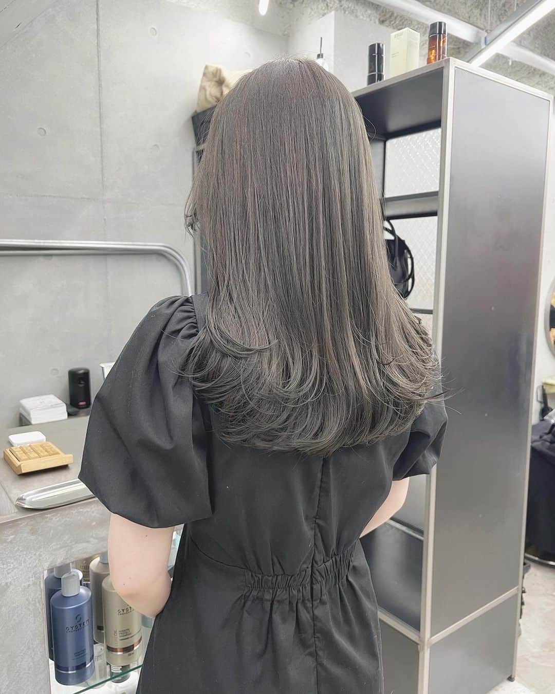 兼井遼のインスタグラム：「オリーブグレージュ＊  柔らかくほつれるヘア😌  ツヤのある 暗くても透明のある カラーならお任せください☺️  11月のご予約も まだまだお取りできます🙇🏻  ご質問などは コメントにてお問い合わせください！😌  #ケアカラー  #ヘアアレンジ  #ケアダブルカラー  #巻き方  #髪質改善カラー  #イルミナカラー  #ミルクティーベージュ #グレージュ  #ケアブリーチ  #ハイライトカラー  #ハイトーンカラー  #ブリーチ  #ダブルカラー   #インナーカラー  #オリーブアッシュ  #グラデーションカラー  #グレージュカラー  #ツヤトーン  #パーマ  #艶髪  #外国人風  #髪質改善トリートメント  #くびれヘア  #シースルーバング  #髪質改善  #ラベンダーグレージュ  #オリーブグレージュ  #トリートメント  #ヘアアクセサリー　#インナーハイライト」