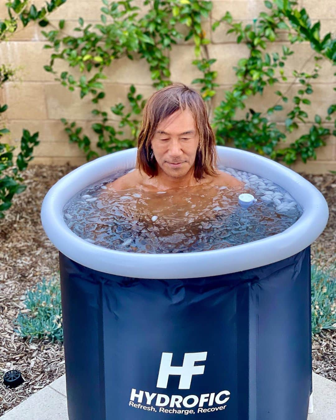 北紺守彦のインスタグラム：「🧊Ice Bath🧊 冷やすという アプローチ 北氷 守彦です😆笑笑  Refresh  Recharge  Recover ここ🇺🇸カリフォルニアでは ポピュラー  🇯🇵日本では温めるケアが多いけど 打撲や捻挫など した時は冷やすよね  僕はサーフィン🏄‍♀️で腰を悪くして いつも 温めてたけど Ice Bathのアプローチは 身体が軽くなるね 腰痛も和らいでる！(◎_◎;)  体を冷水に浸すことで 皮膚や筋肉の血管が 収縮し炎症を軽減してくれます  またIce Bathから出ると 血管が膨張し 筋肉への血流と酸素が増加し 痛みを軽減し 回復を早めるのに役立って くれます  Ice Bathは🏃‍♂️アスリートのトレーニングや 競技の後の回復を早める 自然で効果的な 方法だけじゃなく  普通の人でも 炎症  痛み 筋肉の損傷も より速く回復してくれます  ⚠️それぞれの人の身体のコンディションに よると思うけど…  最新医学では 様々な事が証明されていますね 🏥！(◎_◎;)  #icebath  #最新  #医学  #refresh  #recharge  #recover」