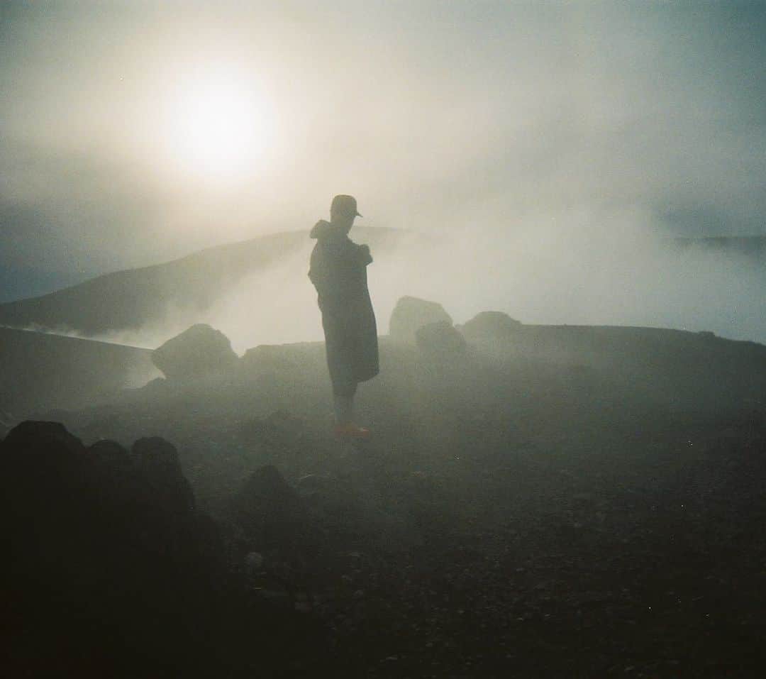 東京DANDYのインスタグラム：「After a 4-hour road trip, we climbed Mount Azuma, an active volcano in Fuksuhima Prefecture (2015).   #吾妻小富士 #roadtrip #disposablecamera #japan」