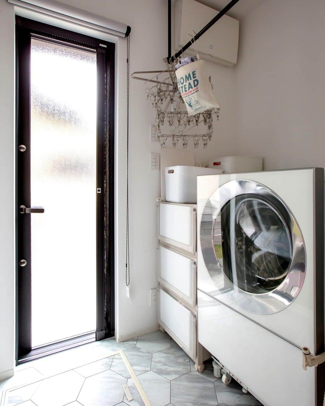 株式会社　三建さんのインスタグラム写真 - (株式会社　三建Instagram)「ランドリー室は室内干し派の最強の間取り。  洗濯に必要な物を集結させることで家事動線が圧倒的に短くなります。  家事にかかる負担と時間を最小限にできる間取りを採用したいですね。」11月16日 18時30分 - sanken.official