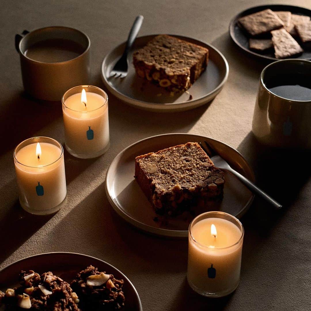 のインスタグラム：「Blue Bottle Holiday Special Origin Candle🕯️💙⁠ 11月2日(木)から「Pairs well with」をテーマに、みなさまのコーヒータイムをより豊かにするホリデーコレクションが登場！⁠ ⁠ 今回はハンドメイドのキャンドル「オリジンキャンドル」をご紹介いたします✨⁠ ⁠ ブルックリンに拠点を置く「キャバーン ニューヨーク」とコラボレートし、早朝のコーヒー農園の爽やかさをイメージしたアロマキャンドルを作りました。⁠ ⁠ ソイワックスのブレンドと上質なエッセンシャルオイル、フレグランスオイルを配合して作られています。⁠ ⁠ ホリデーシーズンのご自宅のひとときに、爽やかな優しい甘い香りと、キャンドルの温もりのあるあかりをお楽しみください🕯️⁠ ⁠ 販売店舗：清澄白河、新宿、銀座、恵比寿、渋谷、青山、品川、みなとみらい、梅田茶屋町、京都、神戸、神戸阪急、公式オンラインストア、ポップアップストア ⁠ ⁠ ⁠ ⁠#BlueBottleHoliday⁠ #BlueBottleCoffee⁠ #ブルーボトルコーヒー」