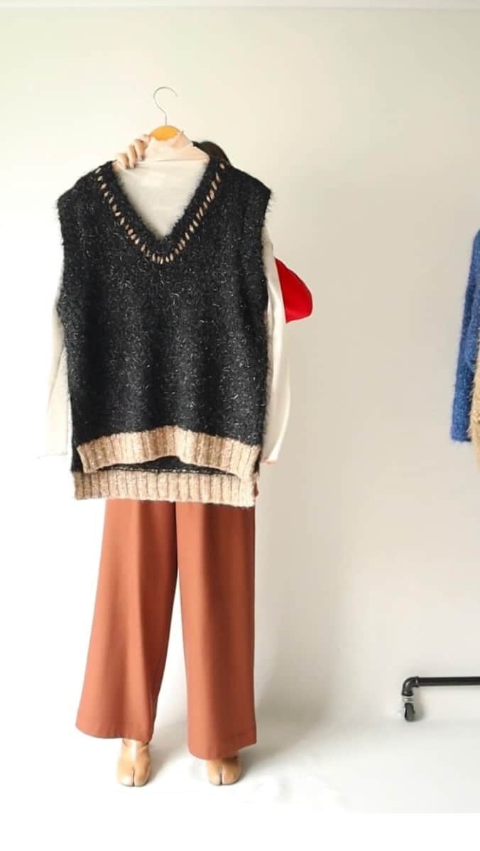 kittleのインスタグラム：「フェザーヤーンニットシリーズ  ● Feather yarn vest ¥16,500(tax in) beige/blue/light gray/black  ● Feather yarn cardigan ¥19,800(tax in) beige/blue/light gray/black  画質が悪く、生地アップした際に、生地感がわかりにくいかもしれません。。 申し訳ございません😞 オンラインストアの商品画像もぜひご覧ください✨  ↓新作 itemもお得に買えるチャンスです♪ ●LINE友達追加しますと、オンラインストア限定のお得なクーポンもらえます♪ https://lin.ee/Cc44uMv  #kittle #kittleto  【𝗈𝗇𝗅𝗂𝗇𝖾 𝗌𝗍𝗈𝗋𝖾】 𝗁𝗍𝗍𝗉𝗌://𝗄𝗂𝗍𝗍𝗅𝖾𝗍𝗈.𝖼𝗈𝗆 𝖭𝖾𝗐 𝖺𝗋𝗋𝗂𝗏𝖺𝗅𝗌 →𝖤𝗏𝖾𝗋𝗒 𝖥𝗋𝗂𝖽𝖺𝗒 𝖯𝖬𝟩」