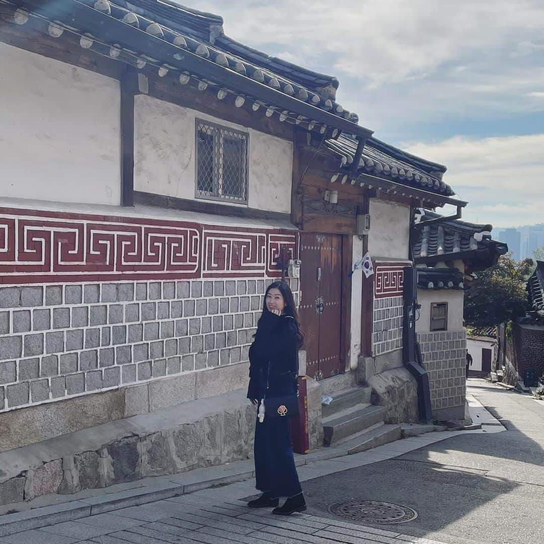 木谷有里さんのインスタグラム写真 - (木谷有里Instagram)「北村韓国村🇰🇷 韓国の古い街並み！  朝鮮時代から残る韓国の伝統家屋が密集するエリア✨ ここのエリアは観光施設ではなく住宅街なので騒がず静かに過ごしましょう☺︎  #北村韓屋村　#북촌한옥마을  #韓国の古い街並み #安国駅」11月11日 9時11分 - kitani_yuri