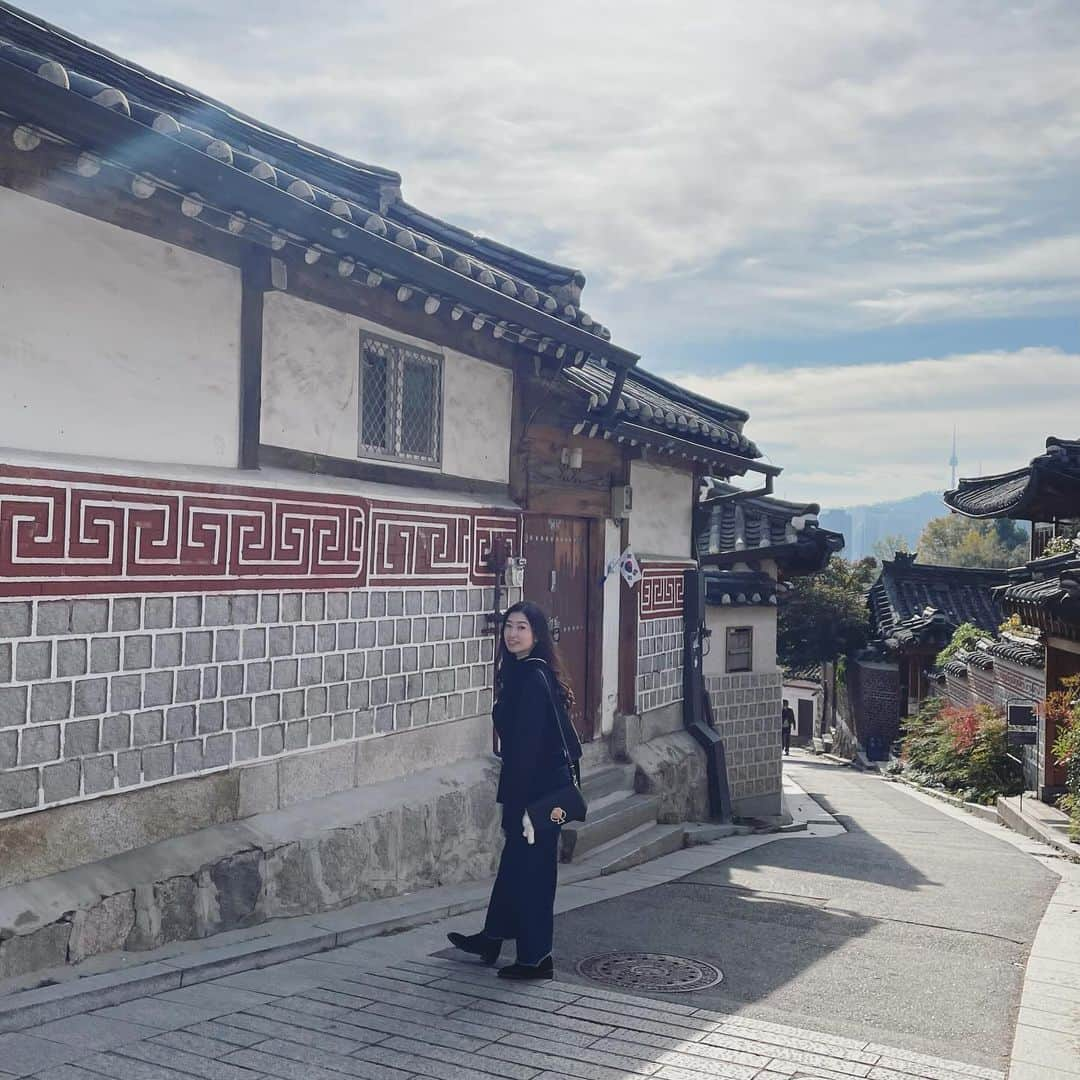 木谷有里さんのインスタグラム写真 - (木谷有里Instagram)「北村韓国村🇰🇷 韓国の古い街並み！  朝鮮時代から残る韓国の伝統家屋が密集するエリア✨ ここのエリアは観光施設ではなく住宅街なので騒がず静かに過ごしましょう☺︎  #北村韓屋村　#북촌한옥마을  #韓国の古い街並み #安国駅」11月11日 9時11分 - kitani_yuri