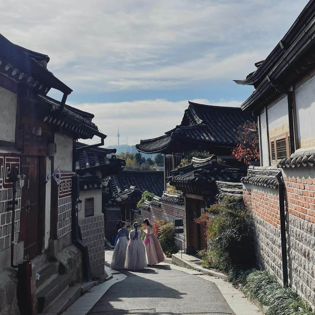 木谷有里さんのインスタグラム写真 - (木谷有里Instagram)「北村韓国村🇰🇷 韓国の古い街並み！  朝鮮時代から残る韓国の伝統家屋が密集するエリア✨ ここのエリアは観光施設ではなく住宅街なので騒がず静かに過ごしましょう☺︎  #北村韓屋村　#북촌한옥마을  #韓国の古い街並み #安国駅」11月11日 9時11分 - kitani_yuri