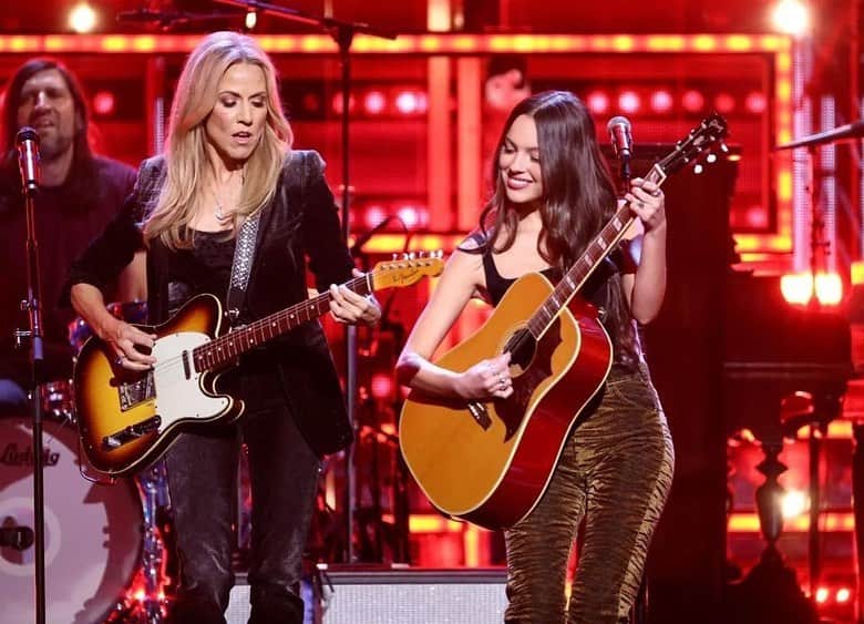 シェリル・クロウのインスタグラム：「I love this talented, bright, young woman, and what a blast to get to play on stage with her at the @rockhall induction. @oliviarodrigo is the real deal.   Congrats on your Grammy nominations, Olivia!  #Guts is a fantastic album!」