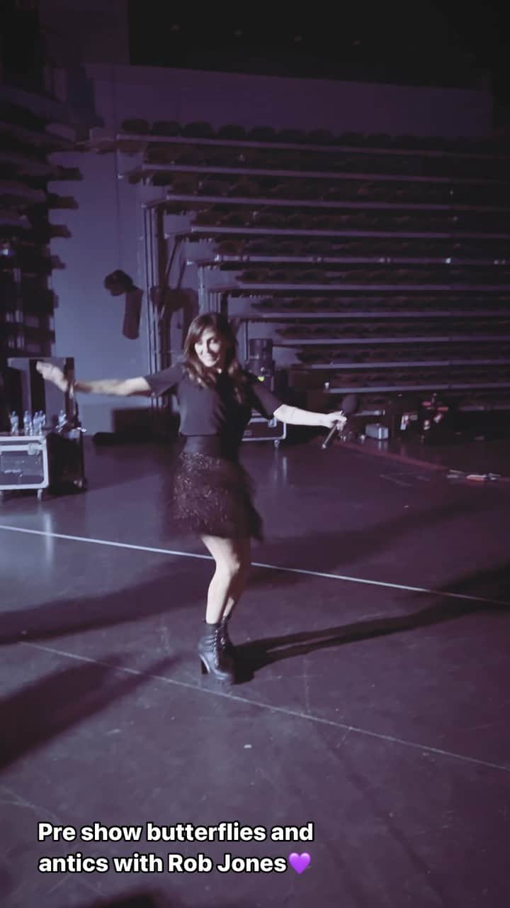 ナタリー・インブルーリアのインスタグラム：「A little peek backstage before the Auckland show at Spark Arena 💜⚡️」