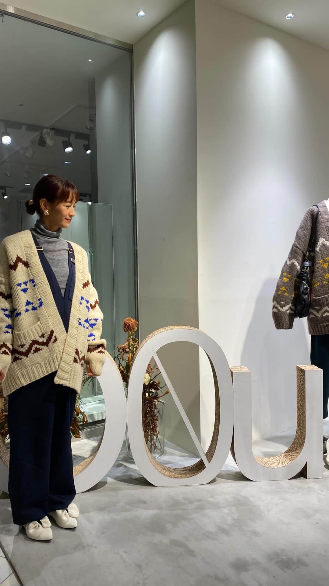 前田有紀のインスタグラム：「今朝はぐんと寒くなりましたね！ ニュウマン横浜6F @newoman.yokohama で開催されているO0u @o0u_official さんのPOP UPで、インスタライブをさせていただきました。 今日や過去（10月25日以降）お買い物いただいた方を対象にワークショップをさせていただきます。店頭でクリスマススワッグを一緒に作っていきましょう。  本日着用アイテムは ☑︎ハンドニットカーディガン　 ☑︎エコサロペット（コラボアイテム） ☑︎ニットリブタートル  ハンドニットカーディガンは、 ペルー🇵🇪で現地の方々が手編みされているそうです。すごく柔らかくて着心地がいいです！！ @o0u_official」