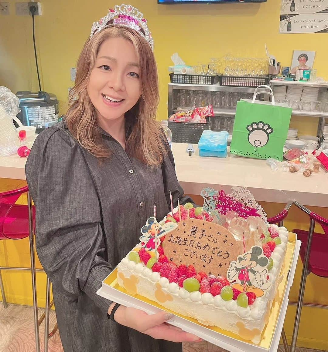 井上貴子のインスタグラム：「昨夜 井上京子選手のお店「あかゆ」で お誕生日パーティーしてもらいました  サイコー  そしてこのケーキ ミッキー推しのアタシはあがりまくり^ ^  来てくださった皆様 ホントにありがとう😊  楽しい時間だったー❣️  きょんぴーいつもありがとう  Happyで^ ^  プロフィール画面に記載のURLより 通販サイト「神取屋」に飛べます^ ^  #井上貴子  #LLPWX #大谷くんがんばれ #女子プロレス #デビュー35周年 #誕生日 #54歳 #井上京子 #あかゆ #TikTok新アカウント #haoming #https://www.youtube.com/c/takacoinoue  #cacatocacat #LLPWX通販サイト神取屋 #感謝」