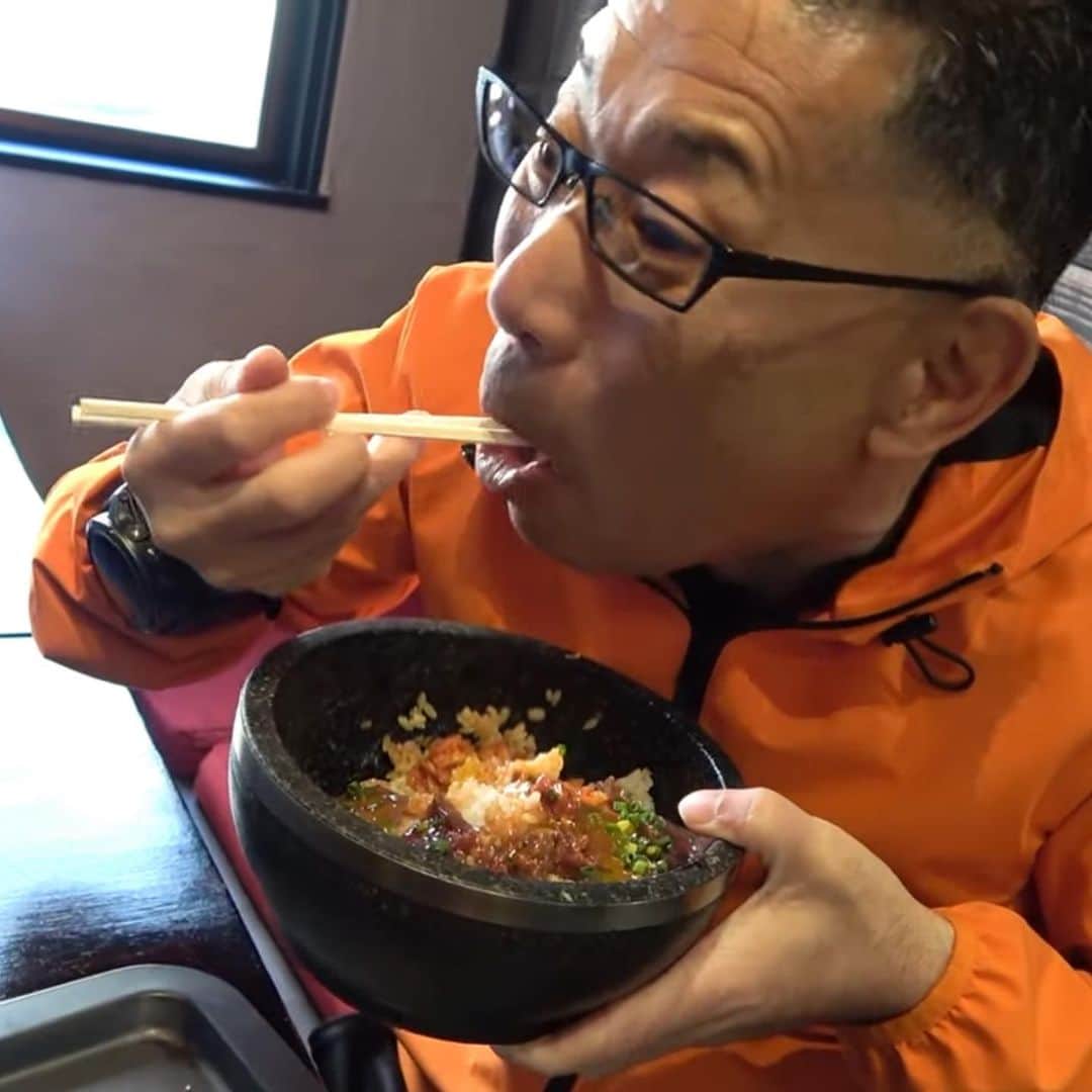 中島浩二さんのインスタグラム写真 - (中島浩二Instagram)「牛刺丼だすーー🤣🤣🤣  ありそうでなかった、牛刺丼‼️  ちなみに、刺身とは謳ってますが、低温調理してます😊  これが、うみゃかったーーー🤣🤣🤣  センマイ、レバー、ハツ、そしてハラミのユッケ‼️  もーーー、このそれぞれの食感、旨味、そしてキムチに卵黄に韓国ノリ‼️‼️‼️  多分、味の想像は出来るでしょうが、まんまうみゃいーー🤣🤣  渡辺通五丁目で、路地入った所なんで、分かりにくいかもだすが、食べたら血が逆流するくらい元気になるだすよーー😊  YouTubeに新しい動画アップしてるんで、是非‼️  プロフィールから飛べるだすーー😊  #焼肉と博多鍋寛　#福岡グルメ　#福岡焼肉　#天神焼肉　#牛刺丼」11月11日 9時28分 - koji_nakajiii