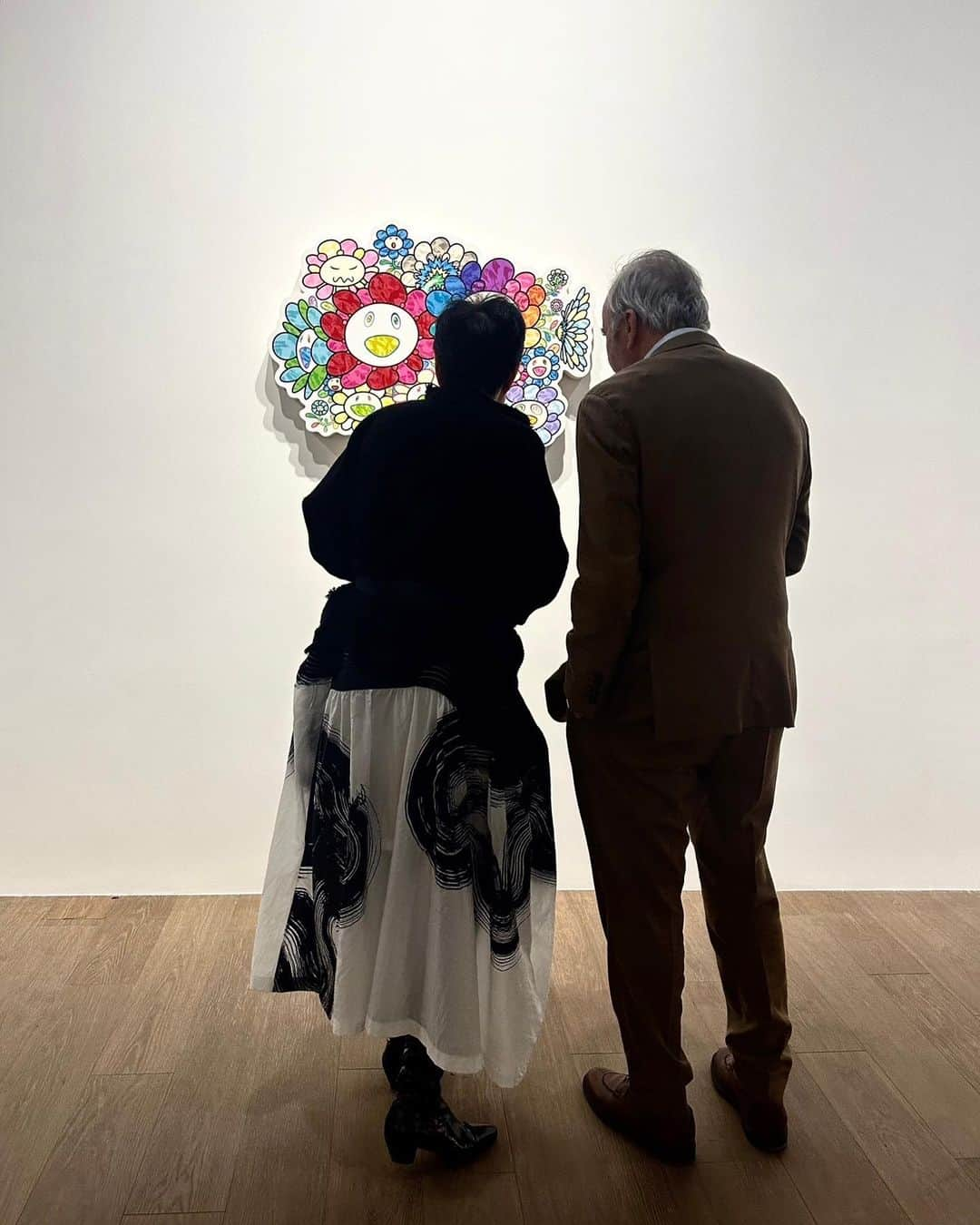 村上隆さんのインスタグラム写真 - (村上隆Instagram)「I have a show @perrotin Shanghai started 2 days ago. Please watch my new mood. 🙇‍♂️🙇‍♂️🙇‍♂️  TAKASHI MURAKAMI STILL LIFES WITH FLOWERS NOVEMBER 8, 2023 - DECEMBER 23, 2023  PERROTIN SHANGHAI 3/F, 27 HUQIU ROAD, HUANGPU DISTRICT  photo: @chiaki_kasahara_」11月11日 9時28分 - takashipom