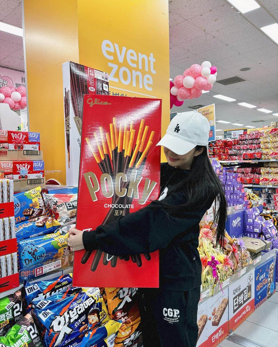 ユ・ボファのインスタグラム：「#이벤트종료 11.11 사랑듕이덜 보화 빼빼로 받아랏! 빼빼로 받고 싶은 사람 11 달면 추첨해서 11명 보내드릴게욧🍫🤎  🤭보화가 직접 만들어본 눈속에 파묻힌 가래떡빼빼로,정체모를 샤인머스켓 초코탕후루 핡 궁금한 사람만 레시피 알려줄게요?🤣 (아무도ㅠ안귱금하지😭)」