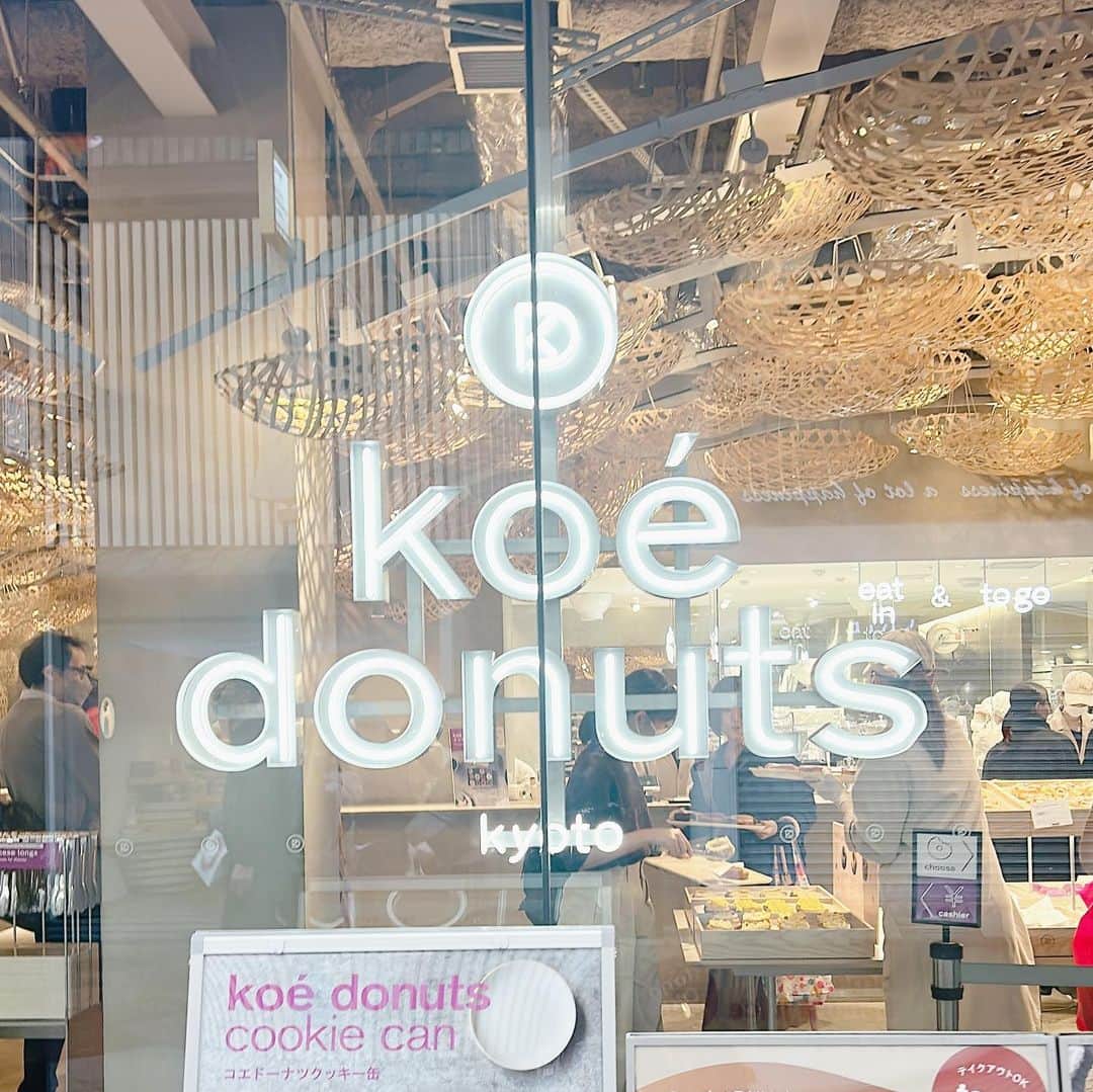 のインスタグラム：「京都で行ってみたかったドーナツ屋さん🍩 この間ドーナツフェスやってから特にドーナツ屋さんが気になる笑 わたしはドーナツはほとんど食べないけど子供達は好きよね♡ お土産に買って帰りました♪ @koe_donuts  とってもお洒落な店内でした！  koé donuts 京都 京都府京都市中京区新京極四条上ル中之町５５７ 京都松竹阪井座ビル 1F」
