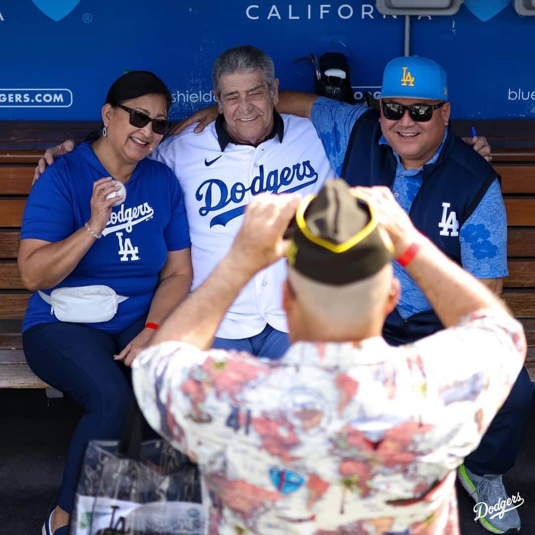 Los Angeles Dodgersさんのインスタグラム写真 - (Los Angeles DodgersInstagram)「The Dodgers, along with @lacdmh, hosted military heroes and their families at Dodger Stadium this afternoon for a special Veterans Day batting practice. Chris Taylor, Steve Yeager and Billy Ashley met with veterans and active-duty service members for BP, a Q&A and more.」11月11日 9時30分 - dodgers
