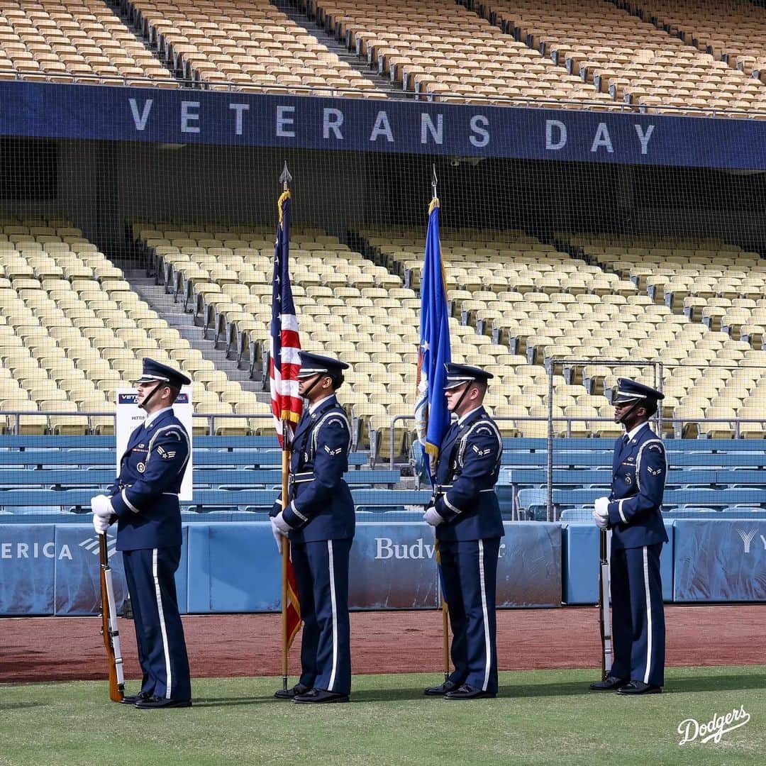 Los Angeles Dodgersさんのインスタグラム写真 - (Los Angeles DodgersInstagram)「The Dodgers, along with @lacdmh, hosted military heroes and their families at Dodger Stadium this afternoon for a special Veterans Day batting practice. Chris Taylor, Steve Yeager and Billy Ashley met with veterans and active-duty service members for BP, a Q&A and more.」11月11日 9時30分 - dodgers