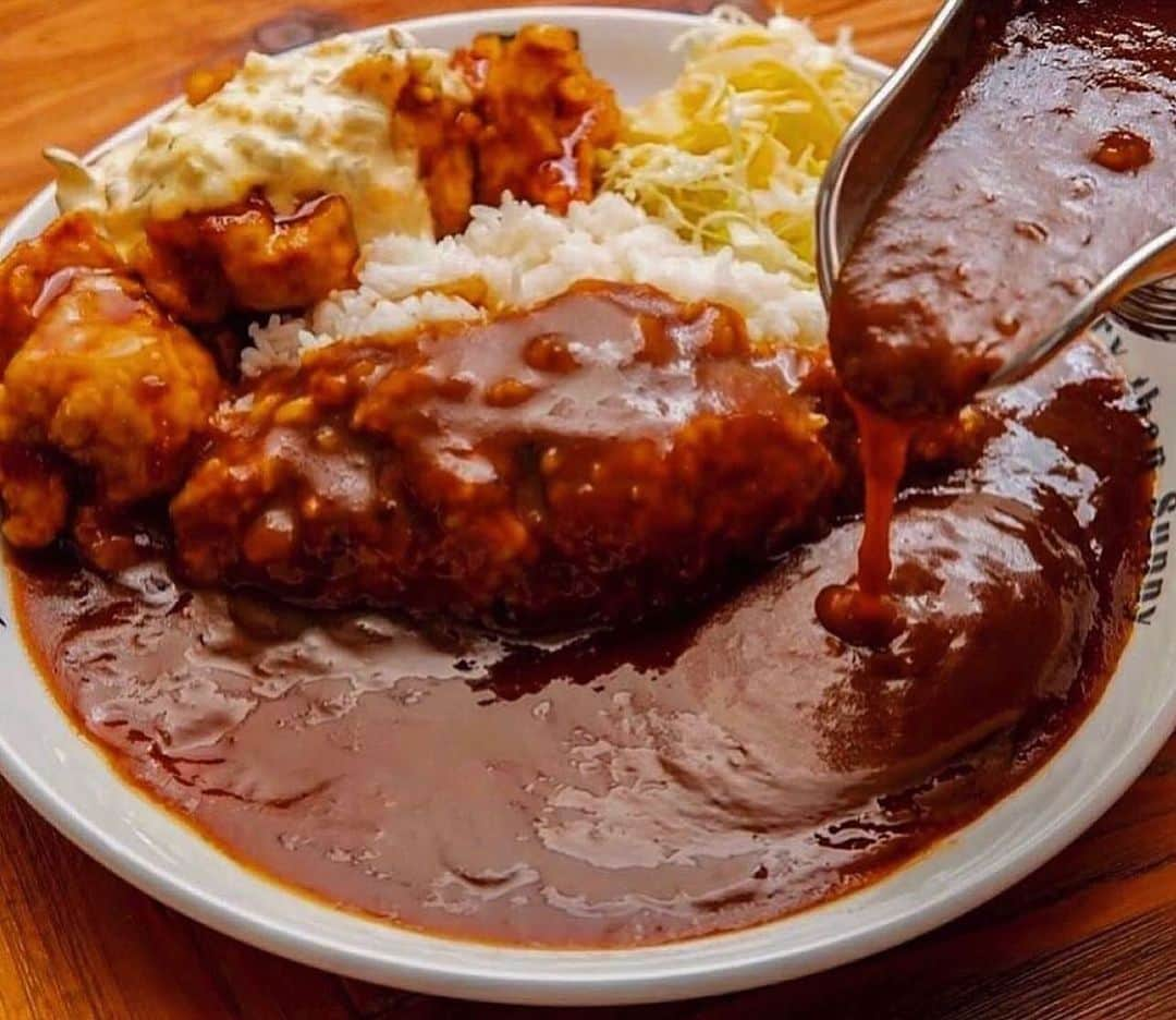 チキン南蛮カレーのルウ王子さんのインスタグラム写真 - (チキン南蛮カレーのルウ王子Instagram)「週末はカレー倶楽部ルウで 宮崎ご当地カレー チキン南蛮カレーを食べて 華麗なルウ週末を、  チキン南蛮カレー最高！ テゲうまルウ！  ご来店お待ちしてルウ！ ★ ★ #都城テイクアウト #チキン南蛮カレー #都城ランチ #カレー #宮崎グルメ #都城カレー #カレー倶楽部ルウ #宮崎 #都城 #カレー好きな人と繋がりたい #宮崎ランチ #都城メンチ #チキン南蛮 #ミート券 #都城市プレミアム付スマイル商品券 #お持ち帰ルウ」11月11日 9時31分 - currynoprince