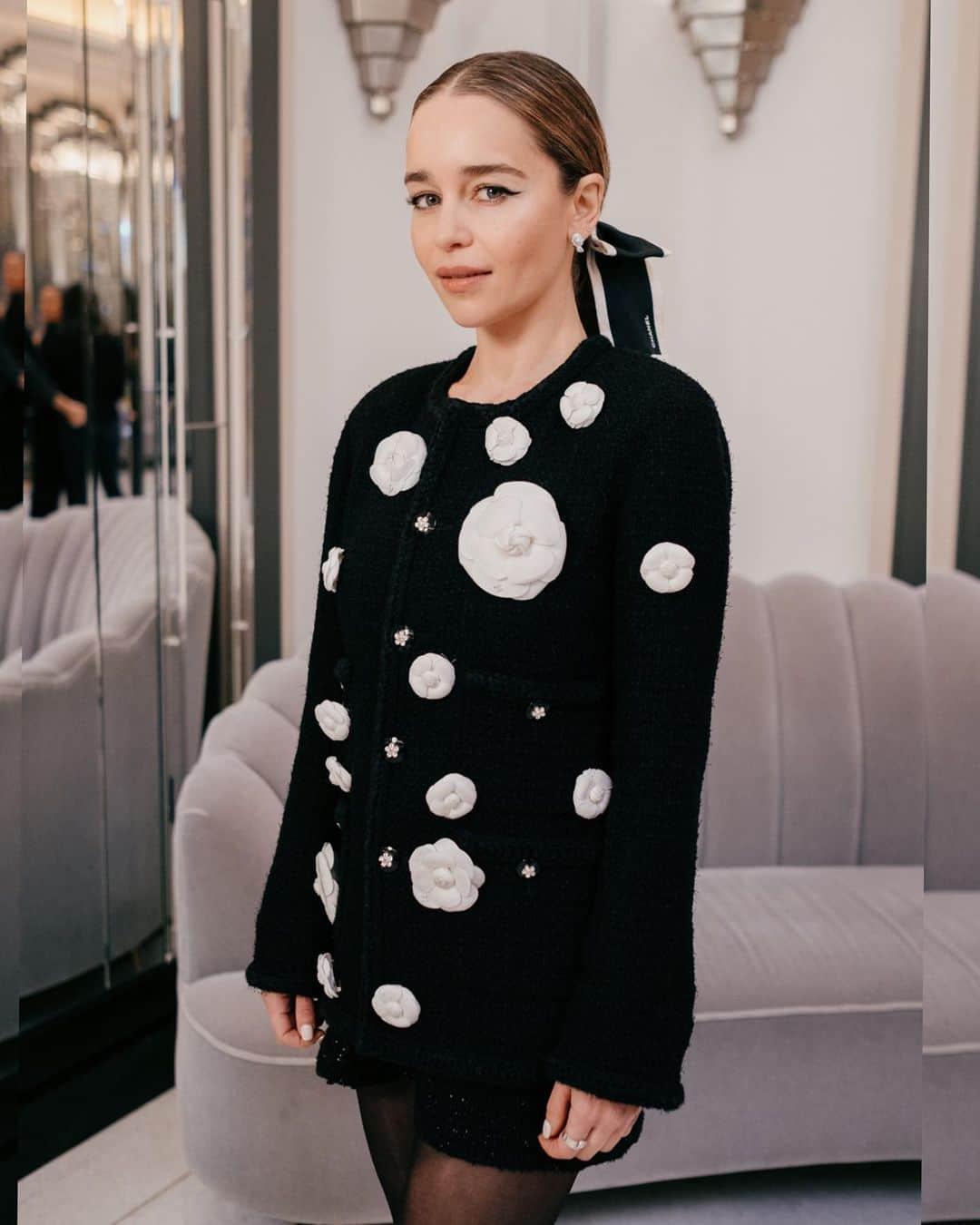 ペトラ・フラナリーのインスタグラム：「🖤🤍 @emilia_clarke @chanelofficial #BFI #chanel #emiliaclarke  📷: @oliverholms for Chanel Hair: @earlsimms2  Makeup: @naokoscintu」