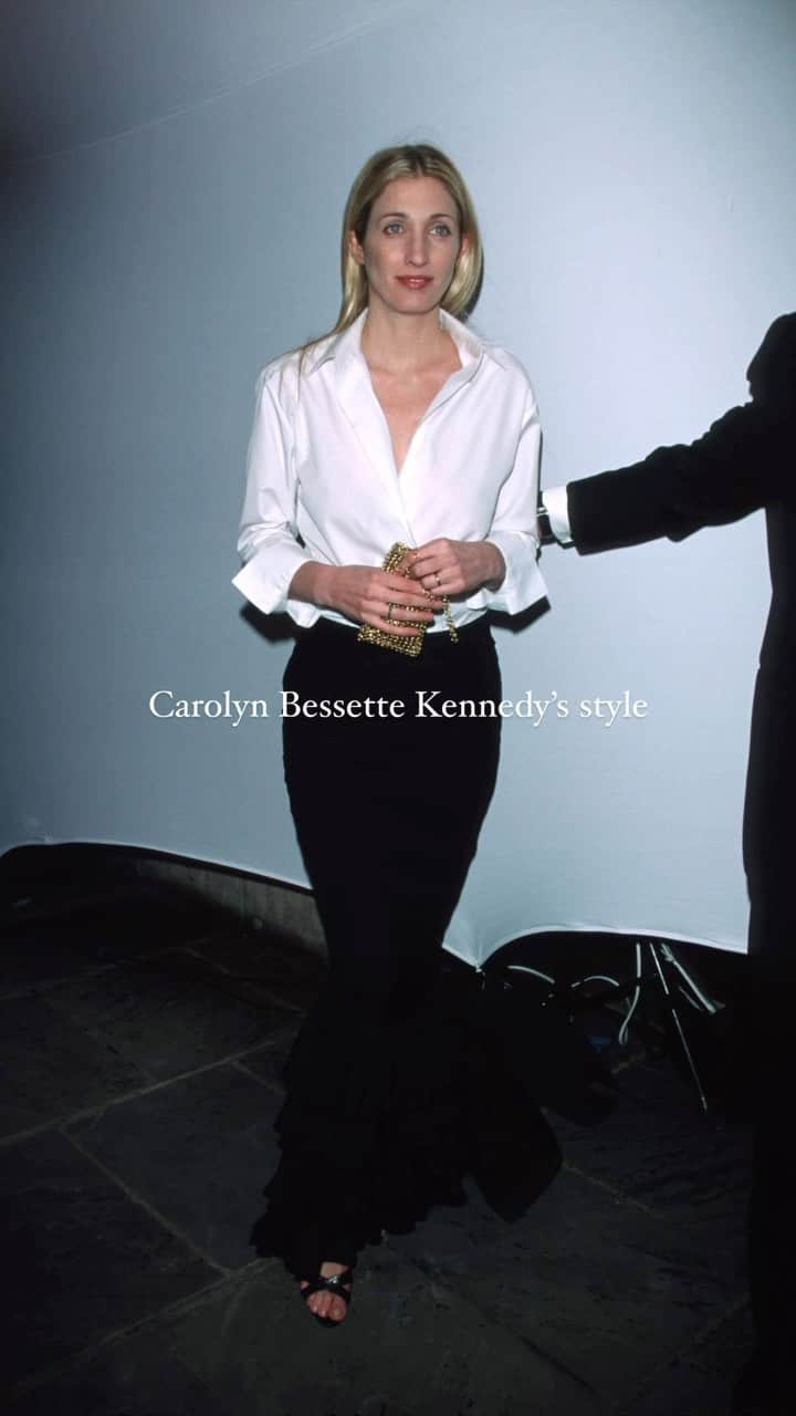 The Zoe Reportのインスタグラム：「Carolyn Bessette Kennedy is the style blueprint.  📷: Getty, Shutterstock」