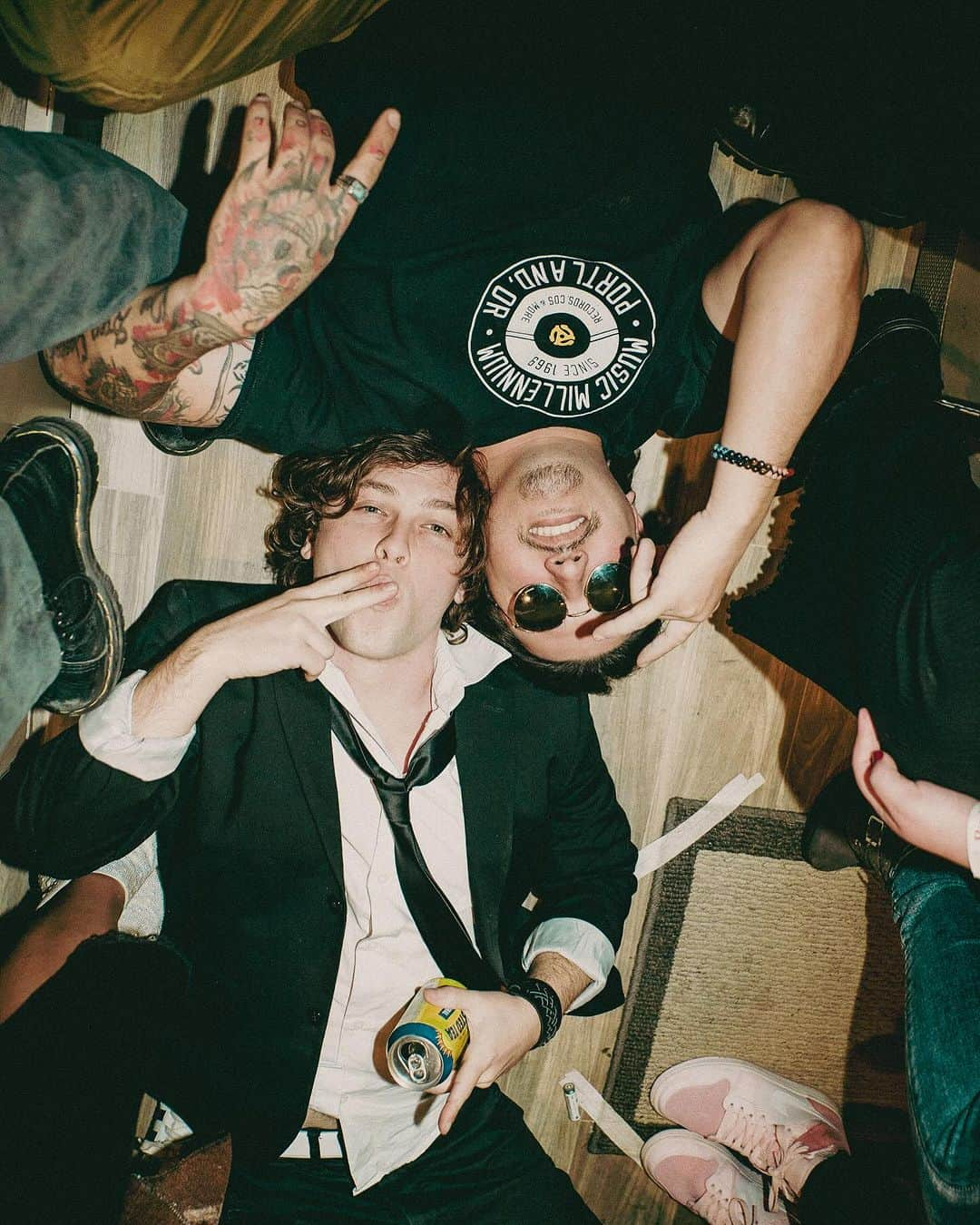 キートン・ストロンバーグのインスタグラム：「after show party on the bus 🤘  📸: @shmodoe」