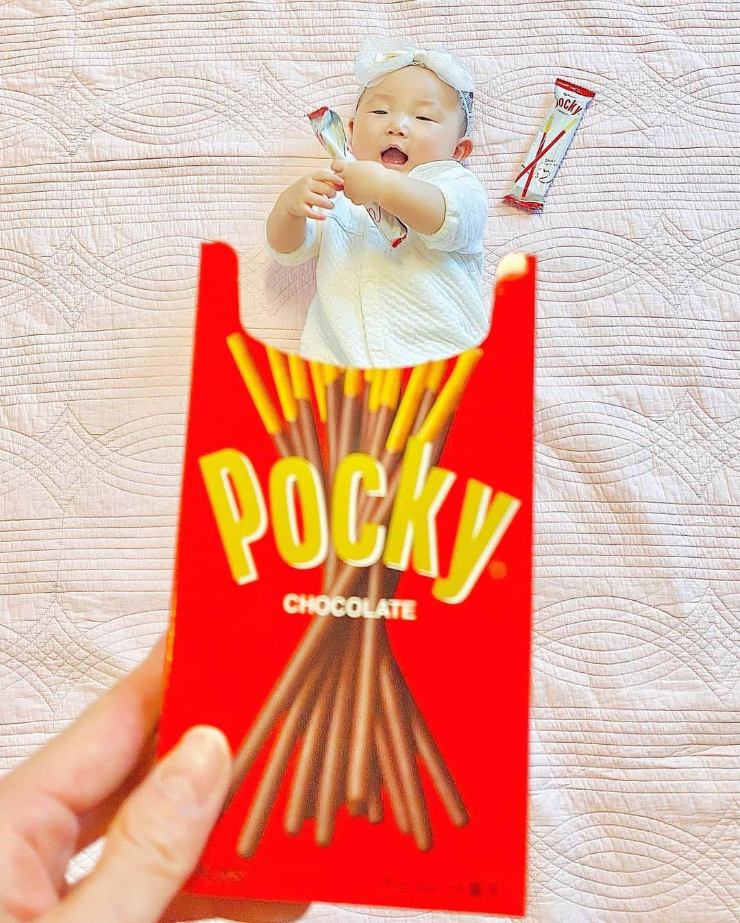 夕霧らいさんのインスタグラム写真 - (夕霧らいInstagram)「ポッキーの日😋 箱を開けたら、ぽっちゃりポッキーが入ってました👶 なーんて🎶  9ヶ月になって、はいはいと寝返りを自由自在にするので、こういう撮影が難しくなってきました💦 昨日から、1日３回離乳食も始まって、大変ですが、少しずつパクパク食べてくれるようになったので、この調子で大きくなってもらいましょう🆙 . It's Pocky's day, so I tried it. This shooting was very difficult. . . #ポッキーの日 #ポッキー赤ちゃん  #赤ちゃんポッキー  #赤ちゃんアート #9ヶ月ベビー  #女の子ベビー  #コスプレ撮影  #リボンは手作り  #久しぶりのポッキー #美味しい」11月11日 9時44分 - 88rairai88