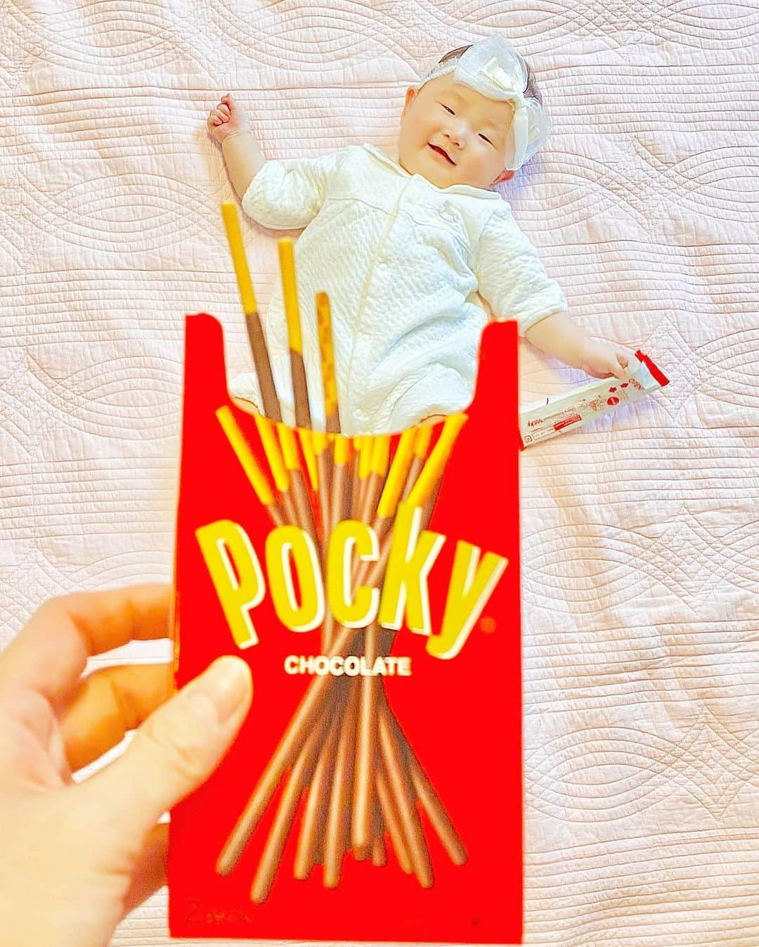 夕霧らいのインスタグラム：「ポッキーの日😋 箱を開けたら、ぽっちゃりポッキーが入ってました👶 なーんて🎶  9ヶ月になって、はいはいと寝返りを自由自在にするので、こういう撮影が難しくなってきました💦 昨日から、1日３回離乳食も始まって、大変ですが、少しずつパクパク食べてくれるようになったので、この調子で大きくなってもらいましょう🆙 . It's Pocky's day, so I tried it. This shooting was very difficult. . . #ポッキーの日 #ポッキー赤ちゃん  #赤ちゃんポッキー  #赤ちゃんアート #9ヶ月ベビー  #女の子ベビー  #コスプレ撮影  #リボンは手作り  #久しぶりのポッキー #美味しい」