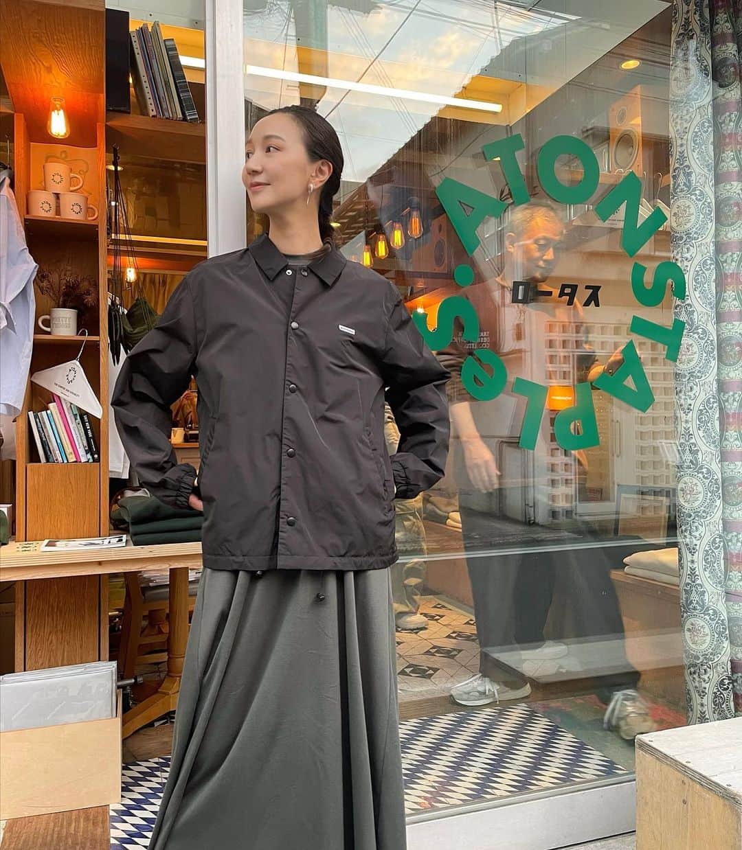 愛可のインスタグラム：「・ ATONの新しいライン、ATONSTAPLeS の ポップアップショップが表参道のロータスにて 明日12日の日曜日まで開催中です。　@atonstaples   毎日使えるカジュアルなアイテム達、 みんなの家族で集まって、買い物して来ました。  夫は写真のコーチジャケットを購入、私はエコバックやポーチなどを。 夫のコーチジャケットは私も欲しかったので、たまに借りるつもり☺️  ロータスのスペシャルメニューも美味しくて、 息子くんもパクパク食べておりました。 最後の写真、頭からお花が咲いちゃっているみたいに見えて、ケーキを並べてご満悦な息子の内心を表している様だわ🌻」