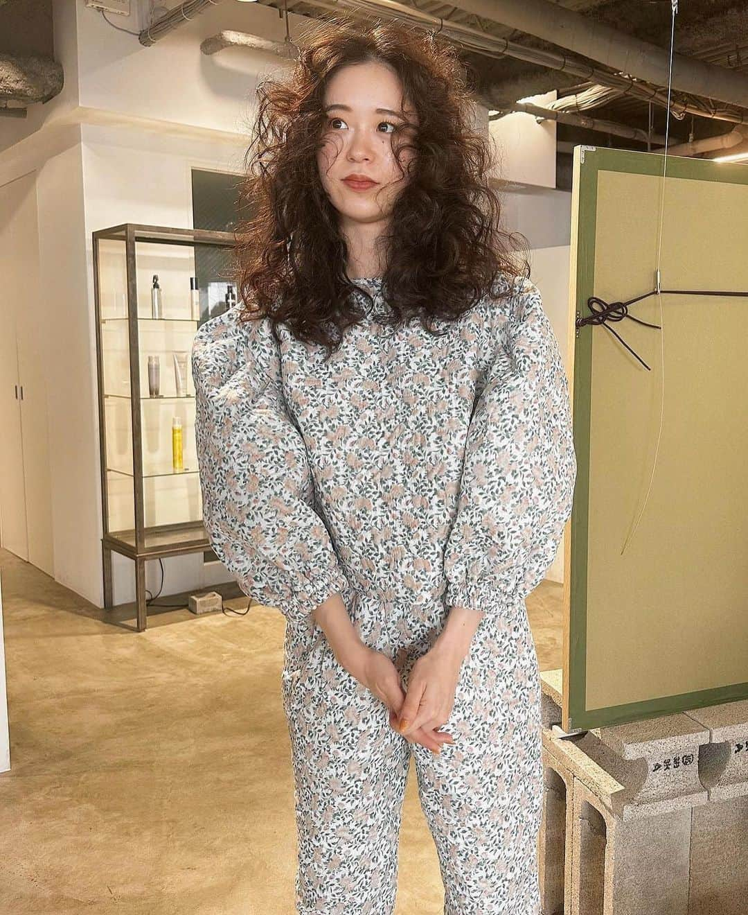 nanukのインスタグラム：「big curly . hair/ @sano_nanuk  . #guestnanuk  .  #ロングパーマ#パーマ#パーマヘア#パーマスタイル#パーマカラー#くるくるパーマ#ニュアンスパーマ#スパイラルパーマ#ウェーブパーマ#簡単ヘアアレンジ#ヘアアレンジ#パーマロング #ロングヘアー#ロングスタイル#ロングレイヤー#ロングアレンジ#ドライ#dry#ドライヘアー#dryperm#dryhair#ドライパーマ#渋谷美容室」