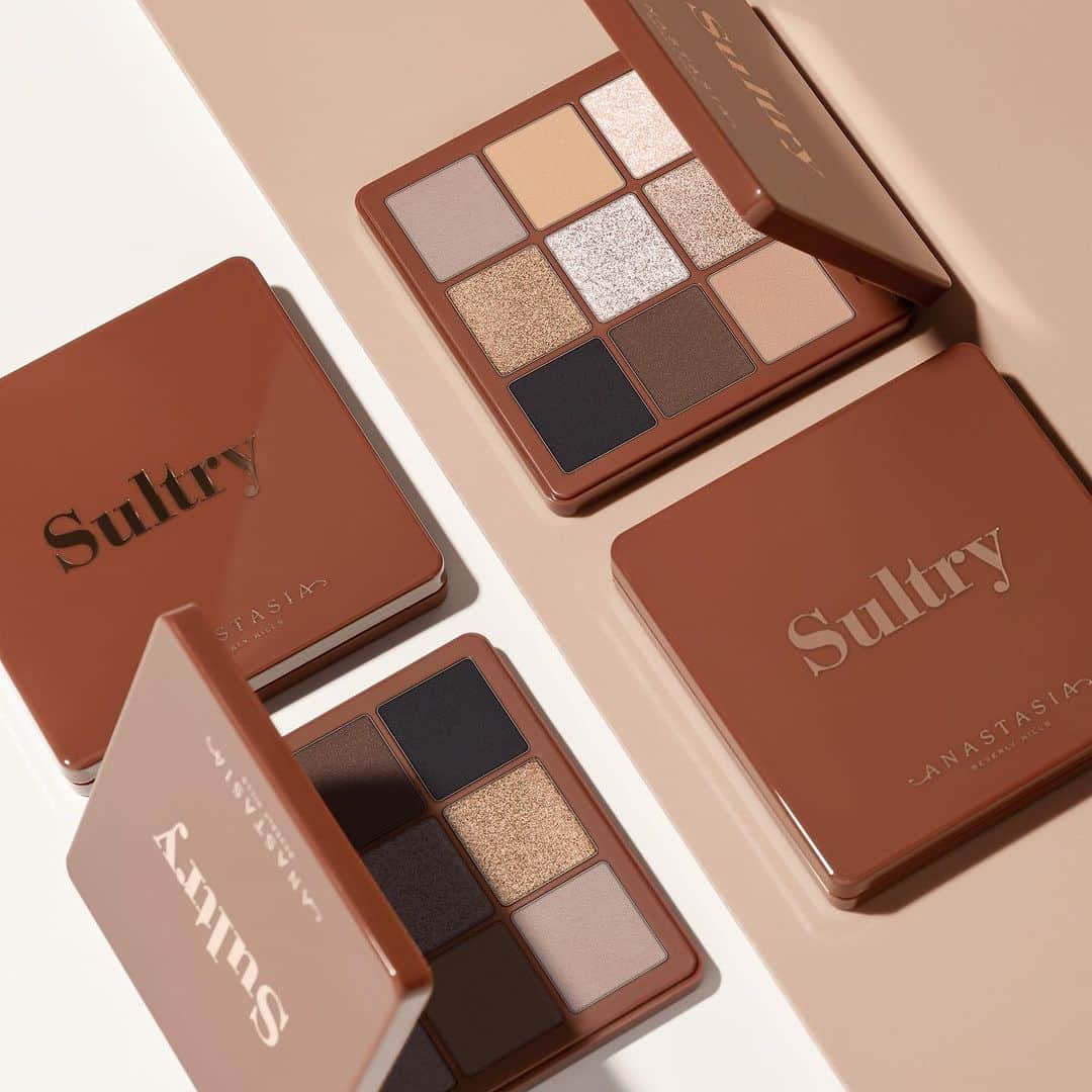 Anastasia Beverly Hillsのインスタグラム：「We're bringing you all the holiday glam vibes you need with our Sultry Mini Eyeshadow Palette🖤🔥 Let us know below if you've picked up this must-have! ⬇️  #AnastasiaBeverlyHills」