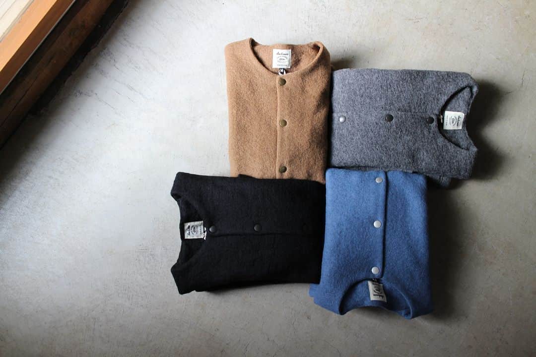 Jackmanのインスタグラム：「▽ FW23 WOOL COLLARLESS JACKET JM8278 70%WOOL 30%POLYESTER ￥24,200 Color:30 Heather Gray  スコットランドの シェットランドウールは 海藻などを飼料に混ぜ与え 育てることで 厳しい寒さや湿度から 身を守るために太くて柔らかい毛質になります  そのウールを 無理な撚糸をおこなわず かさ高に編み上げ 温かい空気を繊維の中に とどまらせる工夫を施した カラーレスジャケットです  このカラーレスジャケットは Baseballのユニフォームを デザインベースにした JackmanのDNAを表現した 特徴的なデザインです  襟が無いためミッドネックやパーカ ハイネックなどインナーも しっかり見えますので 色々な組み合わせを お楽しみいただけるジャケットです  Scottish Shetland wool, produced by sheep fed a diet mixed with seaweed, features a soft, thick texture that guards against harsh cold and humidity. This Collarless Jacket features wool twisted loosely into yarn, then knitted into a bulky fabric that keeps warm air trapped in its fibers. This distinctive design is inspired by baseball uniforms and reflects Jackman’s DNA. Because it features no collar, this jacket gives your inner layers such as midnecks, parkas, and highnecks full visibility, offering a variety of combinations for you to enjoy.」