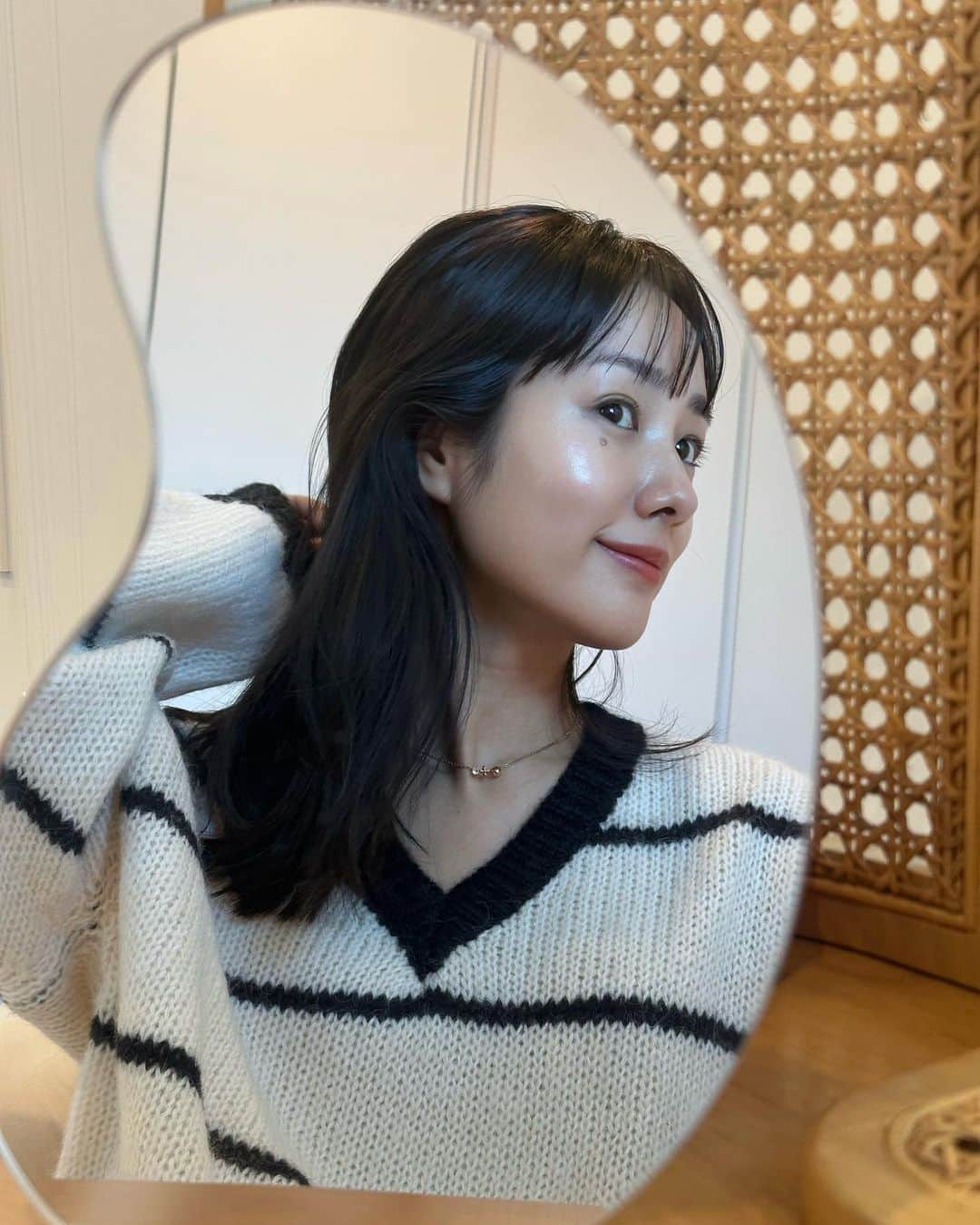 のインスタグラム：「『ヤーマン フォトプラス シャイニー ネオ』を プレゼントしていただきました。  1台でクレンジングから トータルケアまでが叶って エステサロンさながらの本格ケアが 出来るマルチ美顔器。  2つのモードが搭載されていて ライフスタイルに合わせて使い方を 選べるのは嬉しい‪‪❤︎‬  デイリーケアは1回3分でうるおいと 表情筋ケアが同時にできるから 手軽でお気に入りです。  これを使ってからは 顔まわりの印象が良い感じ︎☺︎  普段のスキンケアが楽しくなりました。  #PR #ヤーマン #フォトプラスシャイニーネオ #美顔器 #リフトケア #おうち美容」