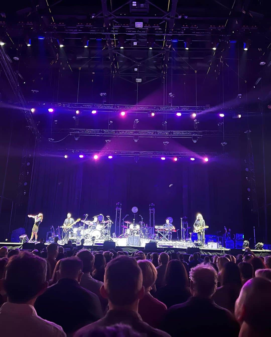 ナタリー・インブルーリアさんのインスタグラム写真 - (ナタリー・インブルーリアInstagram)「The most lively bunch of people… THANK YOU AUCKLAND!   @thecorrsofficial TOUR OZ/NZ @thetonichilds  @germeinsisters   So great to see you @cheriebatchelor after all these years 🥰💜  Styling: @fredericalovellpank ✨ Skirt: @annaquanlabel  Top: @jacandjack  📸 @karenrossiter」11月11日 9時53分 - natalie_imbruglia