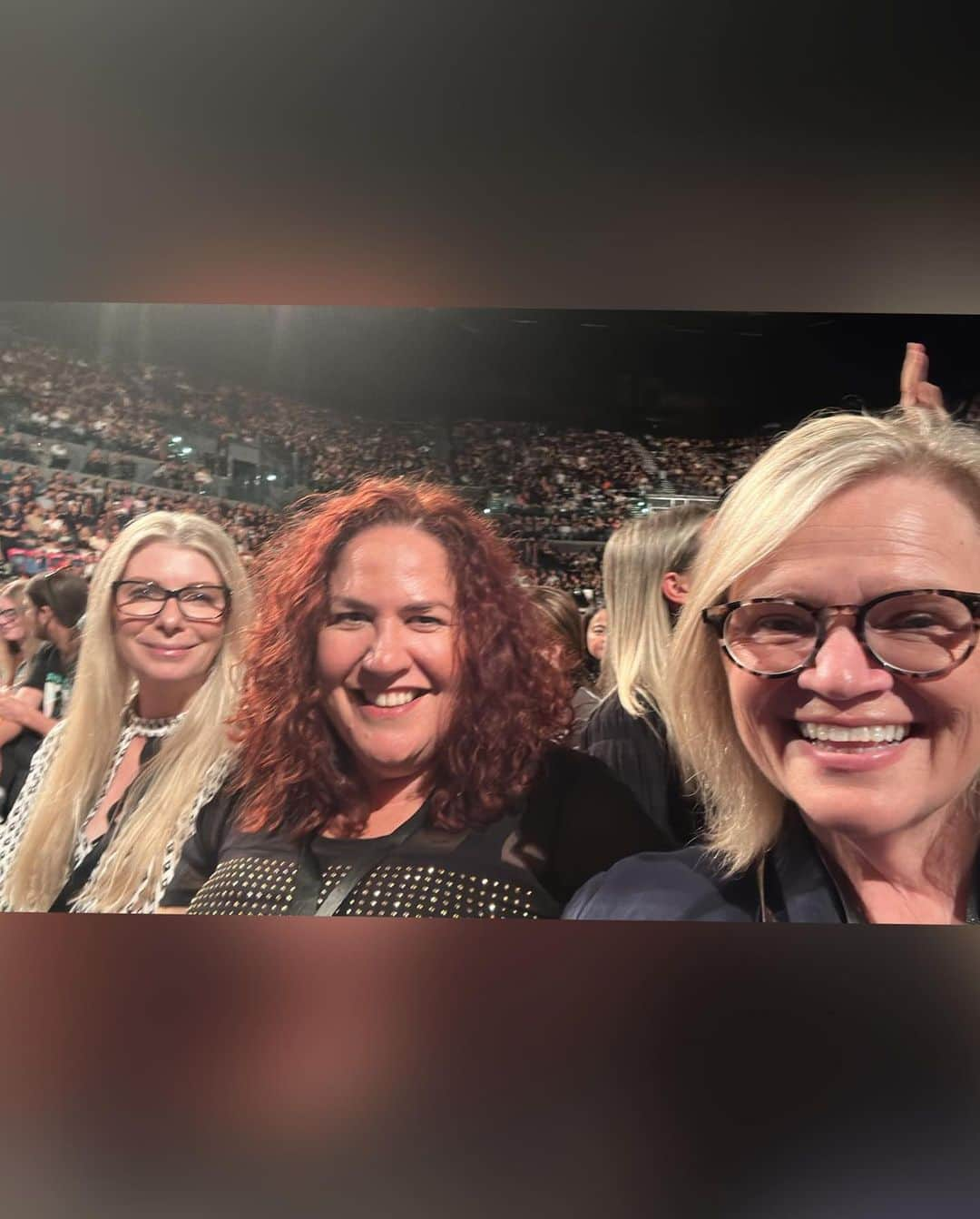 ナタリー・インブルーリアさんのインスタグラム写真 - (ナタリー・インブルーリアInstagram)「The most lively bunch of people… THANK YOU AUCKLAND!   @thecorrsofficial TOUR OZ/NZ @thetonichilds  @germeinsisters   So great to see you @cheriebatchelor after all these years 🥰💜  Styling: @fredericalovellpank ✨ Skirt: @annaquanlabel  Top: @jacandjack  📸 @karenrossiter」11月11日 9時53分 - natalie_imbruglia