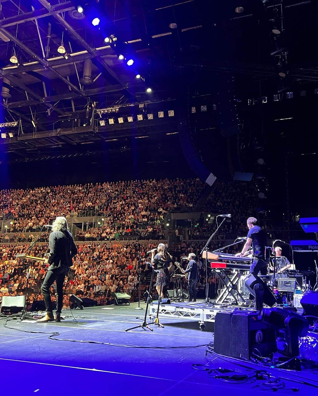 ナタリー・インブルーリアさんのインスタグラム写真 - (ナタリー・インブルーリアInstagram)「The most lively bunch of people… THANK YOU AUCKLAND!   @thecorrsofficial TOUR OZ/NZ @thetonichilds  @germeinsisters   So great to see you @cheriebatchelor after all these years 🥰💜  Styling: @fredericalovellpank ✨ Skirt: @annaquanlabel  Top: @jacandjack  📸 @karenrossiter」11月11日 9時53分 - natalie_imbruglia