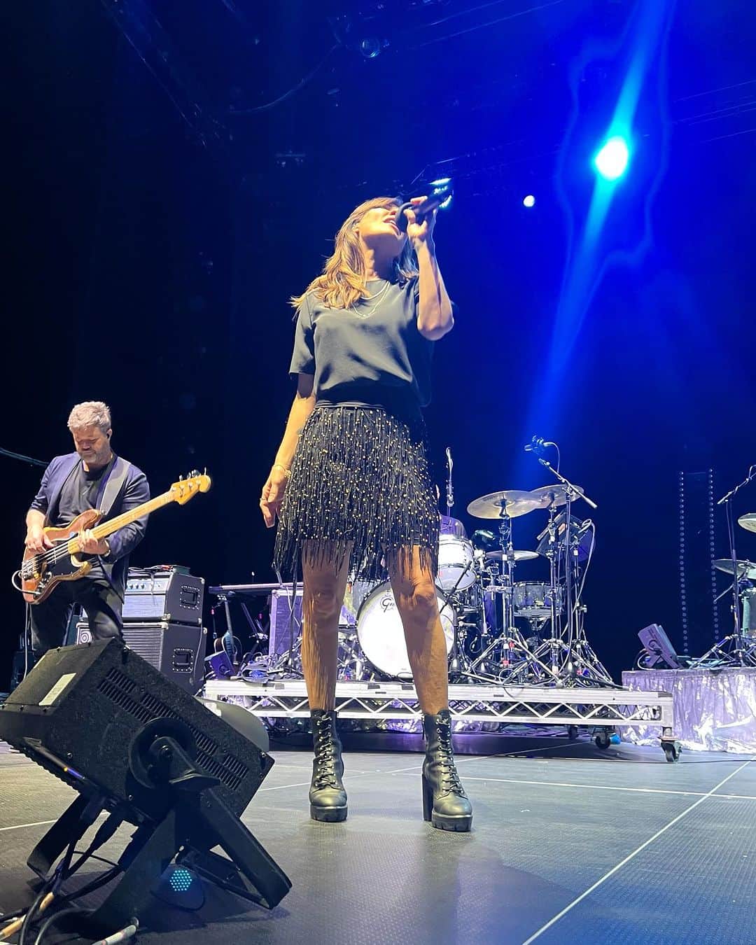 ナタリー・インブルーリアのインスタグラム：「The most lively bunch of people… THANK YOU AUCKLAND!   @thecorrsofficial TOUR OZ/NZ @thetonichilds  @germeinsisters   So great to see you @cheriebatchelor after all these years 🥰💜  Styling: @fredericalovellpank ✨ Skirt: @annaquanlabel  Top: @jacandjack  📸 @karenrossiter」