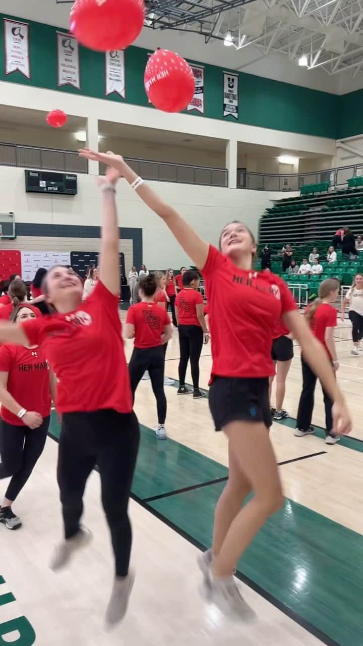 テッサ・ヴァーチュのインスタグラム：「HER MARK takes Saskatoon!   Almost 200 high school girls.  11 Olympic and Paralympic athlete mentors.   22 varsity athlete role models.   Exercise, nutrition, and thoughtful dialogue around empowerment and fostering confidence.  What a feeling 💪🏻   Thank you, @katebeirness」