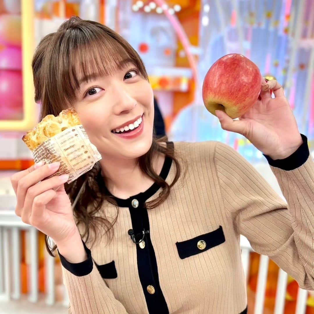 フジテレビ「めざましテレビ」さんのインスタグラム写真 - (フジテレビ「めざましテレビ」Instagram)「きょうの #めざど食堂 は…  りんご🍎の名産地・群馬県から「ぐんま名月」と「スリムレッド」。 どちらも群馬県で生まれたりんごです✨  今回かやちゃんは「ぐんま名月」を使ったアップルパイを食べました🎵  名月のような美しい色合いで、果実は大玉、果汁が多く、甘味が強いのが特徴です。  また「スリムレッド」は名前の通りスリムな縦型。甘みと酸味のバランスが良く、皮と果肉が柔らかいので、丸かじりで食べたい方におススメですよ😋  #阿部華也子 #めざましどようび」11月11日 9時57分 - mezamashi.tv