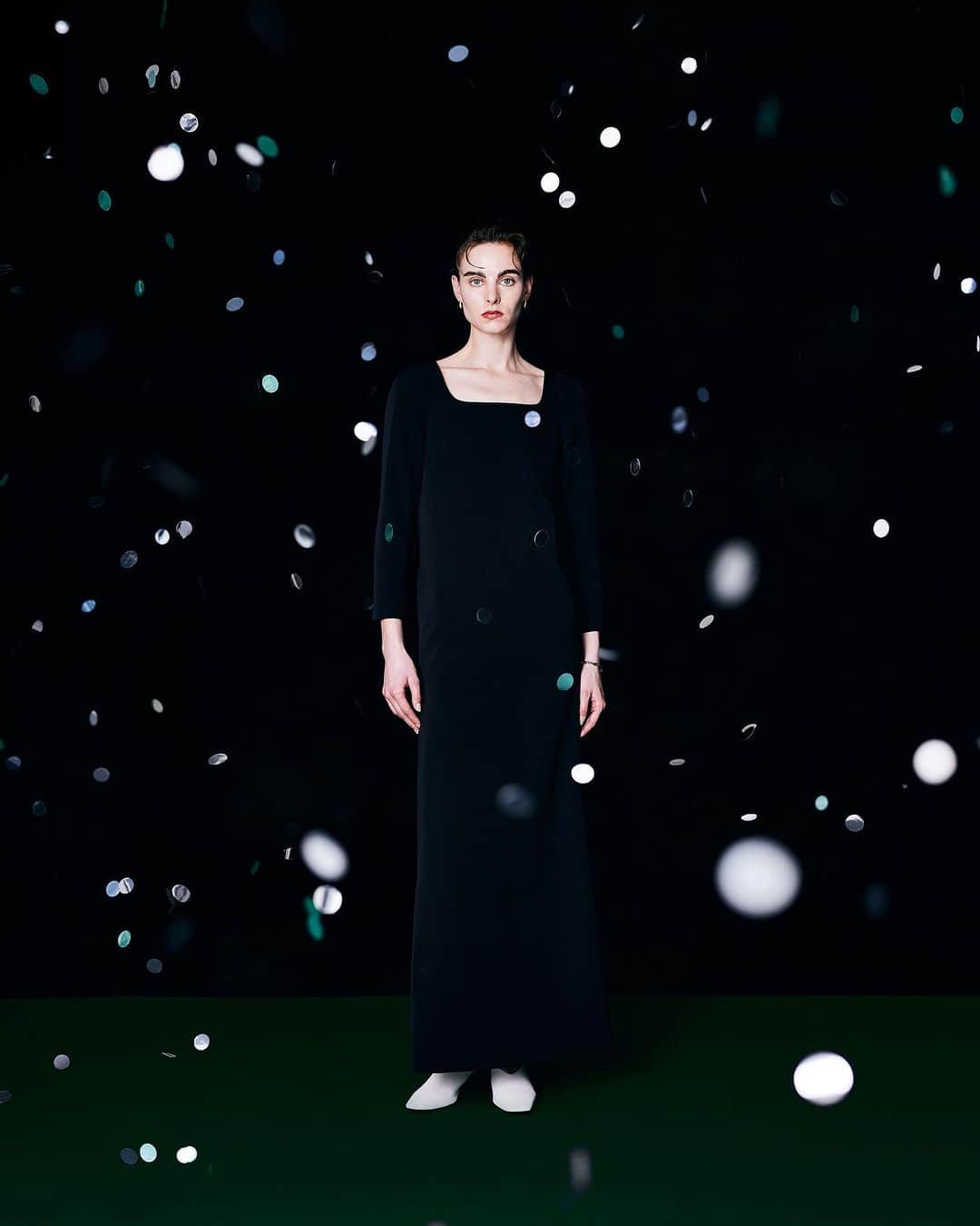 のインスタグラム：「HOLIDAY COLLECTION ____  11/15- order start  Shoulder tuck long dress ¥29,700 (taxin)  二重織にすることで膨らみ感のあるソフトな風合いに、表情豊かなドレープ性とマットな質感が洗礼された印象を与えてくれる生地を活かし、ミニマルなドレスに仕上げました。すっきりとしたシルエットでかっこいい印象を残しつつ、しっかりと鎖骨の見えるネックラインは女性らしさを引き出してくれます。オケージョンシーンにもぴったりで、着心地も抜群な優れた一枚です。  11/15- order start  Earring SCENE:9 ¥25,300 (taxin)  耳元を華やかに演出してくれるティアドロップ型のピアス。動くと少し揺れ動くツヤSLVとマットGLDのきらめきが上品な印象に。クリスマスギフトとしてもオススメです。 ___  11/15(水)発売予定 RIM.ARK店舗 RIM.ARK online sheltter web store ZOZOTOWN  online order start AM10:00- ____  銀座三越店　03-3538-3568 新宿ルミネ2店　03-6911-2585 名古屋高島屋店　052-566-3633 阪急うめだ店　06-6313-0587 福岡VIORO店　092-707-0673 ____  #RIMARK#リムアーク」