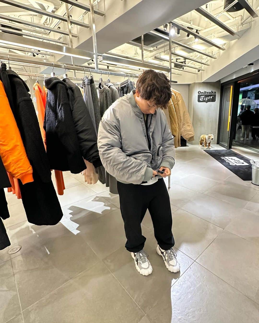 平野流佳のインスタグラム：「ONITSUKA TIGER  遠征前に渋谷店へ🐯  スタッフの皆様いつもお世話になってます🙏  #onitsukatiger#shibuya」