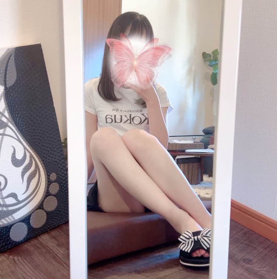 のインスタグラム：「おはようございます！ 本日12:00から白咲すず出勤です！ まだ空きございます！ ご予約お待ちしてます！  【本日出勤セラピスト】 12:00〜20:00 白咲すず 16:00〜21:00 羽山りさ  ☎︎07084061415  #メンズリラクゼーション#メンズマッサージ#メンズ脱毛#恵比寿マッサージ#恵比寿脱毛#恵比寿#Kokua」