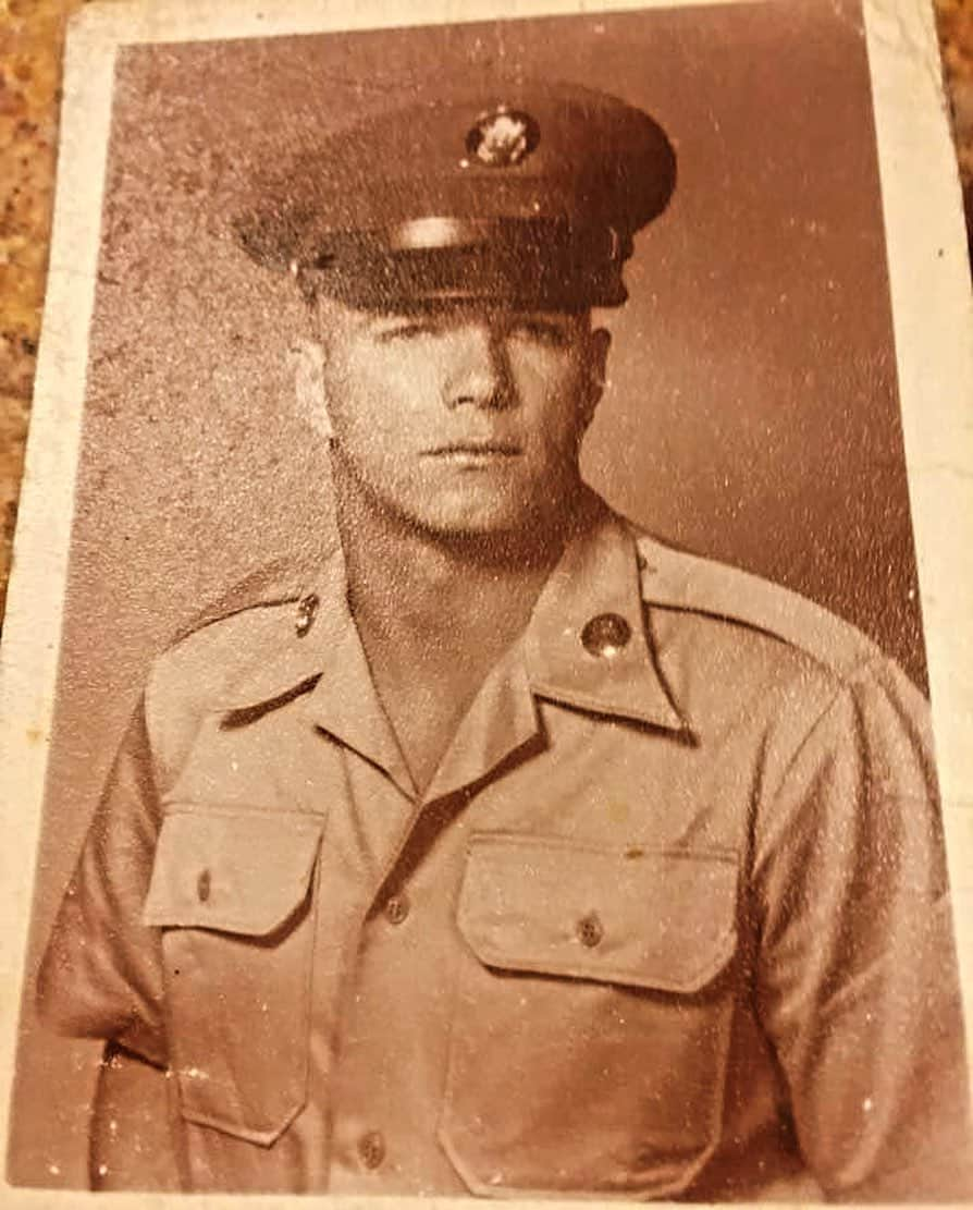 ディプロのインスタグラム：「Happy Veterans Day to my beautiful father and all the American veterans that made that sacrifice to make us safe . This is a picture of my father in Vietnam.. He wasn't a fortunate son - He served in a war that was with no purpose ...but he still was a proud American and became a better man from just a poor Florida boy from Bel Glade . The GI bill allowed him to go to college, get his first real job and to start a family and have one beautiful son-- me! I wish I had a chance to serve in our military because every thing I learned about discipline and hard work was from my incredible father who I love to the moon and back. 🇺🇸🇺🇸」