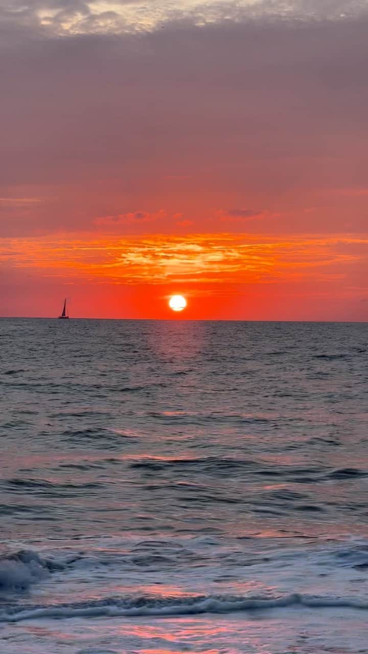 アンディー・トレスのインスタグラム：「Los atardeceres en México son poderosos 🥹 #mexico #puertovallarta #atardecer #sunset」