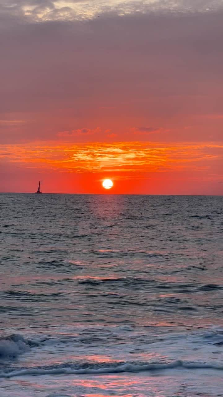 アンディー・トレスのインスタグラム：「Los atardeceres en México son poderosos 🥹 #mexico #puertovallarta #atardecer #sunset」