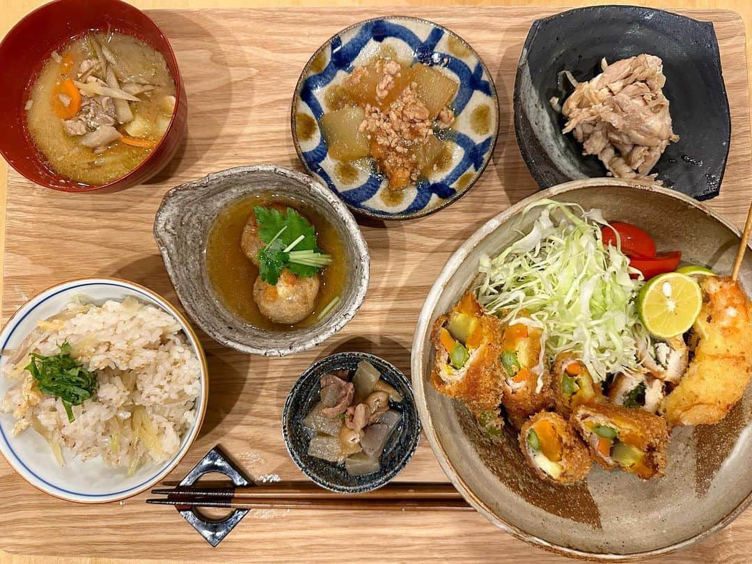 Mai Wakimizuさんのインスタグラム写真 - (Mai WakimizuInstagram)「昨夜は @momotaro_gohanを求めて♡お家が近かったら確実に毎日通ってる彼女のご飯。何が食べたい？と言われて"体に良いごはん"と答えると、旅館の夕食、いやそれ以上が出てきた（；＿；） ︎✔︎エビフライ ✔︎野菜巻きカツ ✔︎ささみチーズカツ ✔︎鮭フライ ✔︎蓮根饅頭 ✔︎すじこん大根 ✔︎せせりポン酢 ✔︎冬瓜のあんかけそぼろ煮 ✔︎7種の具の豚汁 ✔︎茗荷ごはん(子どもは鮭わかめご飯) (4枚目が子どもプレート) 息子もあまりの美味しさにびっくりしたんだと思う、帰りバイバイする時ありがとうとかまたね、ではなく"ごはんおいしかった♡"って伝えてたのには笑った。笑 "またいつでも食べにおいで〜♡"の彼女の言葉の中には人柄の良さだけではなく、優しさと温かさととんでもない愛情が詰まってる♡人に幸せを与えるってこうゆうことなんだなぁ。彼女と一緒にいるといつも学びが多いです♡ #ももたろご飯#おうちごはん」11月11日 10時06分 - wakkin__m