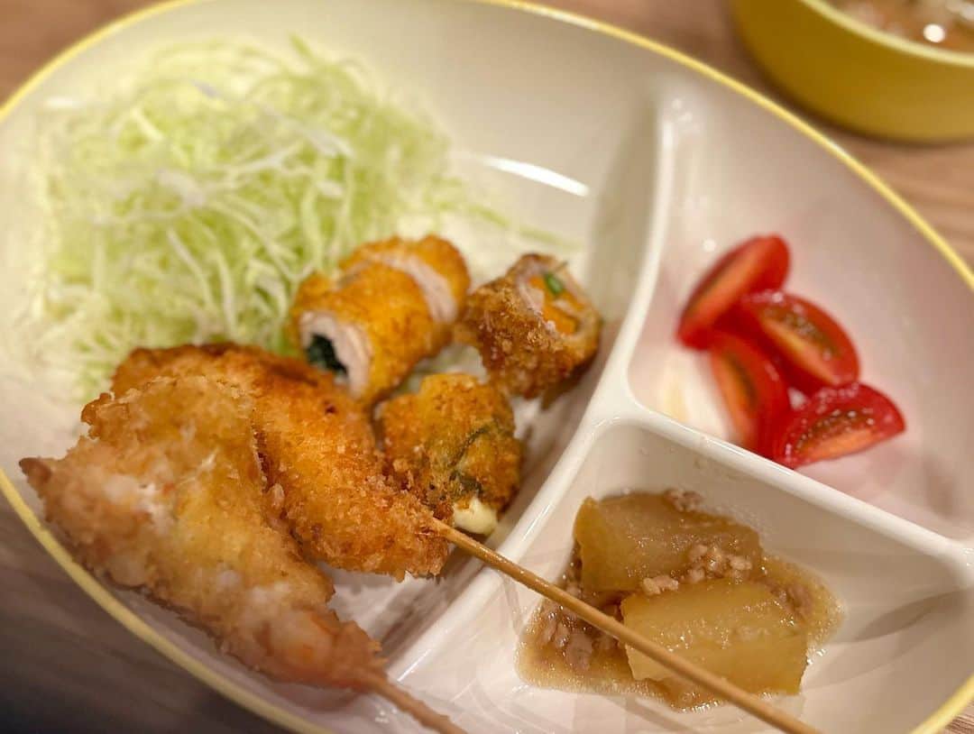 Mai Wakimizuさんのインスタグラム写真 - (Mai WakimizuInstagram)「昨夜は @momotaro_gohanを求めて♡お家が近かったら確実に毎日通ってる彼女のご飯。何が食べたい？と言われて"体に良いごはん"と答えると、旅館の夕食、いやそれ以上が出てきた（；＿；） ︎✔︎エビフライ ✔︎野菜巻きカツ ✔︎ささみチーズカツ ✔︎鮭フライ ✔︎蓮根饅頭 ✔︎すじこん大根 ✔︎せせりポン酢 ✔︎冬瓜のあんかけそぼろ煮 ✔︎7種の具の豚汁 ✔︎茗荷ごはん(子どもは鮭わかめご飯) (4枚目が子どもプレート) 息子もあまりの美味しさにびっくりしたんだと思う、帰りバイバイする時ありがとうとかまたね、ではなく"ごはんおいしかった♡"って伝えてたのには笑った。笑 "またいつでも食べにおいで〜♡"の彼女の言葉の中には人柄の良さだけではなく、優しさと温かさととんでもない愛情が詰まってる♡人に幸せを与えるってこうゆうことなんだなぁ。彼女と一緒にいるといつも学びが多いです♡ #ももたろご飯#おうちごはん」11月11日 10時06分 - wakkin__m