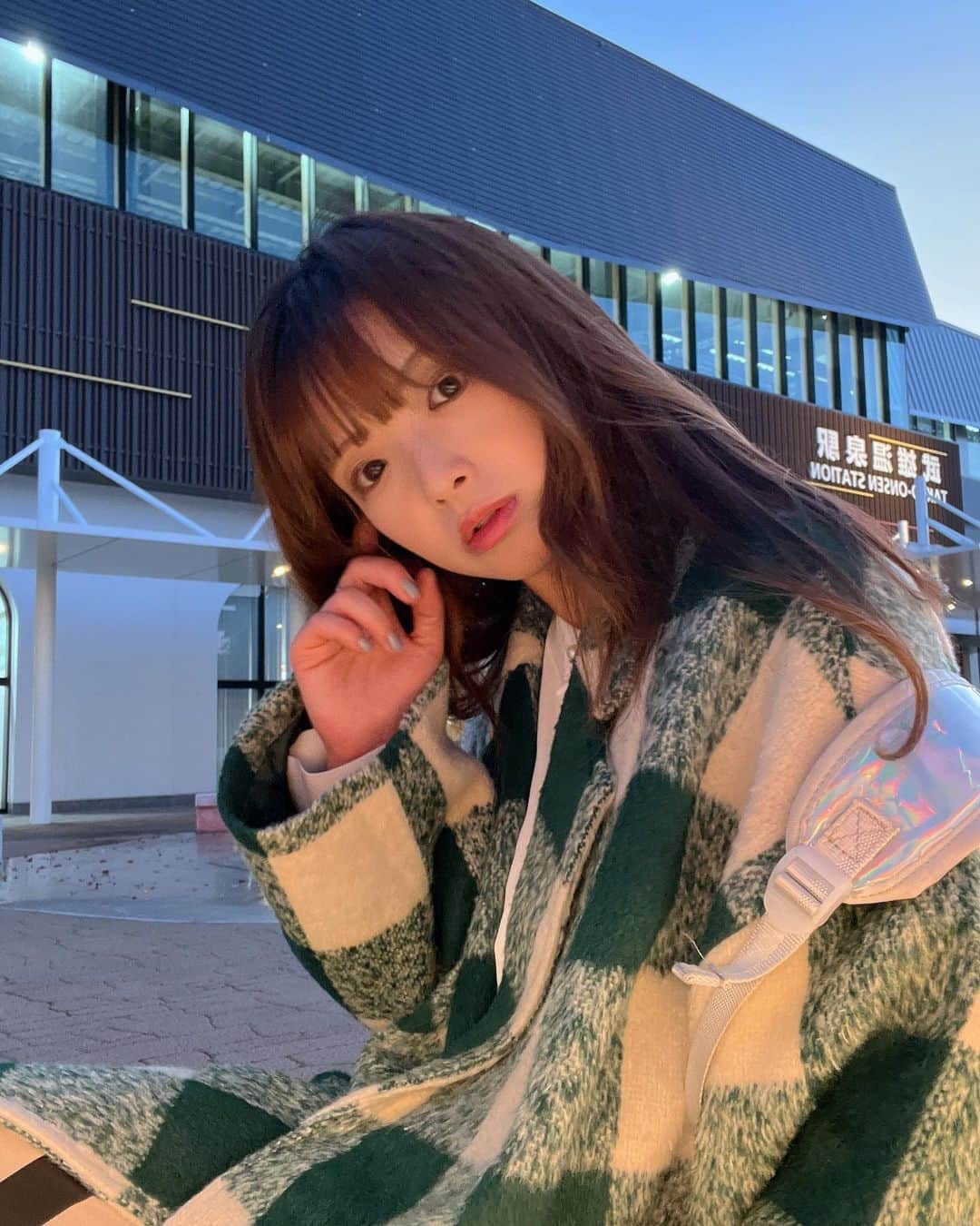 青木理奈のインスタグラム：「🌃🌃🌃  思い出録  なんかじわーーーっと心が動いたので 思い出を書き記しておきます。  写真は、武雄温泉駅です。  いつの間にか新しくなりました。 とても利用しやすく、綺麗で快適な駅です。  雨の日にジメジメするバス停は無くなったけど笑  私たちが学校帰り某せんべい店のお煎餅を買って  喋り倒していたバス停。  いつの間にかなくなってました。  座る所の奥行きが謎に広くて足をパタパタさせながら座っていた学生時代。  家は逆方向なのになぜか駅にいました。  友達が大切だ！とか大事にしなきゃ！  とかまだよくわかってなかったあの頃。  当然のように友達がいて  いらんこと言ってしまって離れてしまって  時間が経ってまた仲直りして。  あんな何も考えてなかった私に、友達がいたことの方が奇跡。  仲良くしてくれてたみんなありがとう。  本当に感謝しています。  そんな思い出の武雄温泉駅は  今は新幹線もやってくる  すごい綺麗な駅になりました。  雨降ってないのにジメジメするバス停はなくなったけど。  座っているこのベンチから誰かの思い出が紡いでいかれると思うと大切に時を刻んでほしいと思います。  当然にあると思っていたものが無くなったり 何も変わらんなぁと思ってるものが実は大切だったり 身の回りのものくらいは、 大切だって気づけるように生きていなきゃなと思います。」