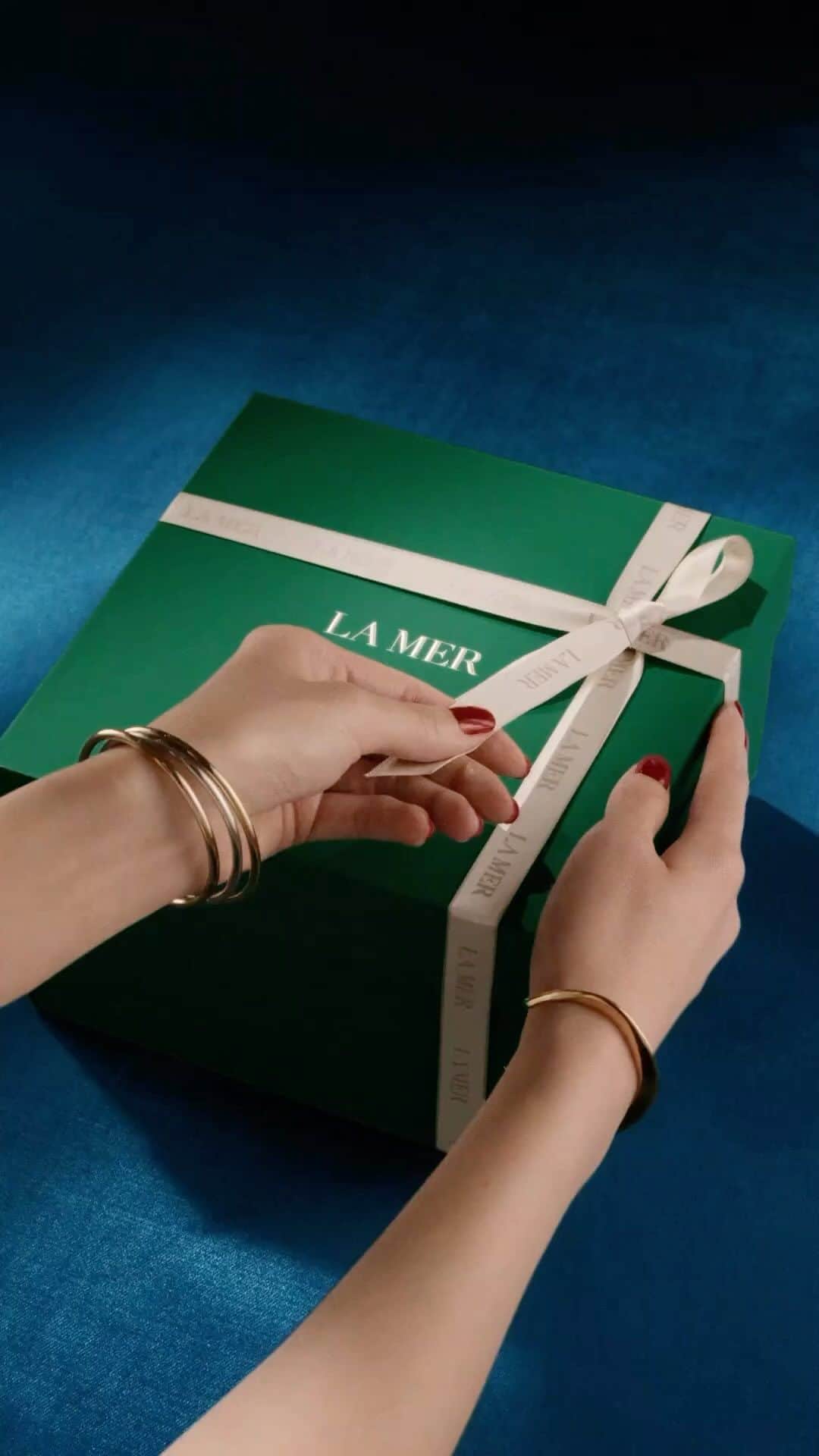 ドゥラメールのインスタグラム：「Self-love comes in a green box, tied with a bow. Celebrate Singles’ Day with La Mer, a holiday that’s all about treating yourself! On 11/11, we invite you to indulge in exclusive online gifts that are only available once a year.  #LaMer #LaMerSkincare #LaMerTreatmentLotion #LaMerConcentrate #CremedelaMer」