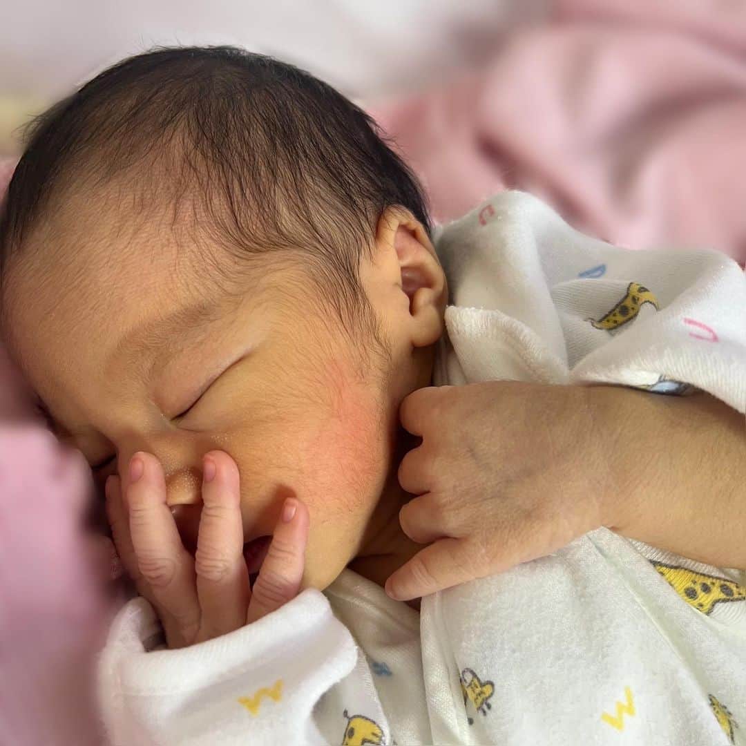 ENAのインスタグラム：「・ ~just born ~ 🎂2023/11/08  ⏰16時01分 🚺女の子 ⚖️3050g  私の誕生日に生まれてきてくれた奇跡の子👶🏻💓 お名前は依茉月(えまる)ちゃんです💖 初産なのに鬼のスピード出産で先生達もドタバタ😂 子宮口4センチ開いてから1時間後には爆誕🐥 低置胎盤だったので普通の人より3倍の出血量で 産んだ後はずっとフワフワ、目に力入らず勝手に閉じていく感覚。 寝てるのか、意識飛んでるのかわからないから絶対寝たらダメと 言われ続け分娩台で４時間過ごした🥲 1人で歩くことができず車椅子で移動生活。 ヘモグロビンの数値も普通の人より半分以下。 輸血しないといけなくなり急遽輸血🩸 血ってめっちゃ大事なんやなって気づかされたくらい 回復して母子同室に❤️‍🩹 出産は命懸け。思い出すだけで涙ポロポロ🥲 私たち双子を産んでくれたママすごいと感じた日だた🥺 依茉月頑張って産まれてきてくれてありがとう😭💓」