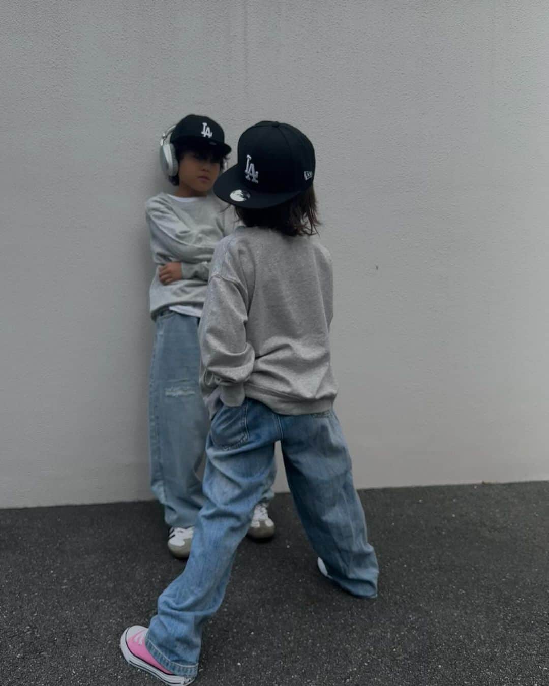のインスタグラム：「my little boy🖤🖤  サイズアウトしてた ニューエラ は ロサンゼルス・ドジャース に 🖤🧢  13日の9:59まで 10％offクーポンまだあるから、 公式で買うなら @stylise_official_  が 絶対いいよ。  兄はもう 大人のでも良かったかも👦🏻  @donobanweb  #スタイライズ#ドノバン #男の子コーデ#男の子ママ #ニューエラ#ニューエラキャップ #キッズコーデ」