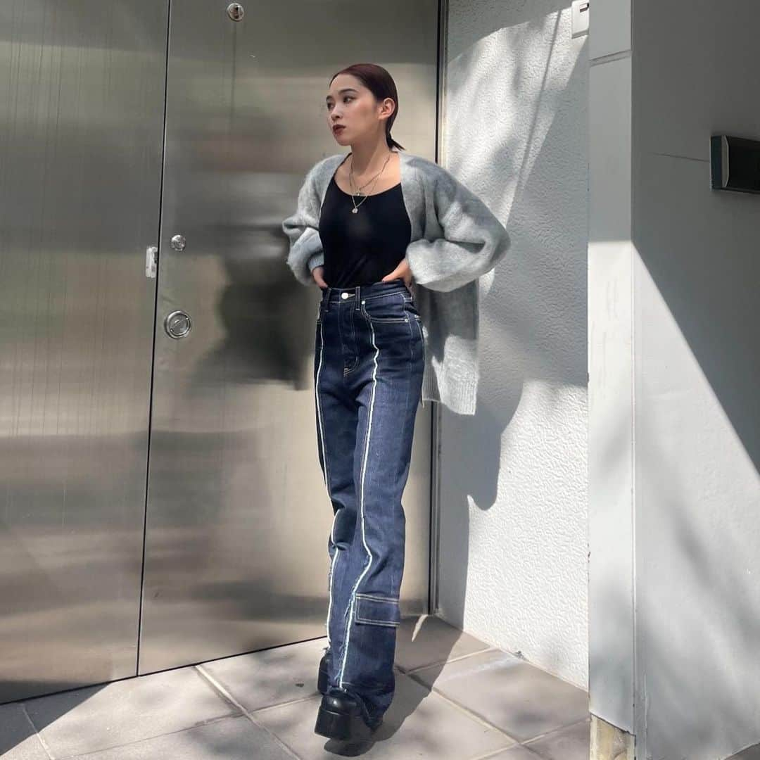 EMODA_LOOK BOOKさんのインスタグラム写真 - (EMODA_LOOK BOOKInstagram)「November PICK DENIM  ・UNDER POCKET FLARE JEANS ¥12,980(tax in) color indigo black iceblue size S,M  トレンド感のあるアウトポケットを足元に施し、断ち切りのセンターラインが目を引く新型フレアデニム。  微ストレッチの生地を使用しストレスフリーで つい脚を通してしまう履き心地。  あえて足元にデザインを施す事で着丈の長い季節感のあるスタイリングの アクセントに。縦ラインを強調したフレアシルエットで 脚長効果にも特化した存在感のある秋冬デニムを提案。  #EMODA_JEANS #JEANS #DENIM #フレアデニム」11月11日 10時36分 - emoda_snap